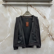 Loro Piana 意式轻奢休闲套装,源自Loro Piana经典休闲线版型,摒弃浮夸设计,极简剪裁兼顾体面与松弛感。 Loro Piana 意式轻奢休闲套装,源自Loro Piana经典休闲线版型,摒弃浮夸设计,极简剪裁兼顾体面与松弛感。