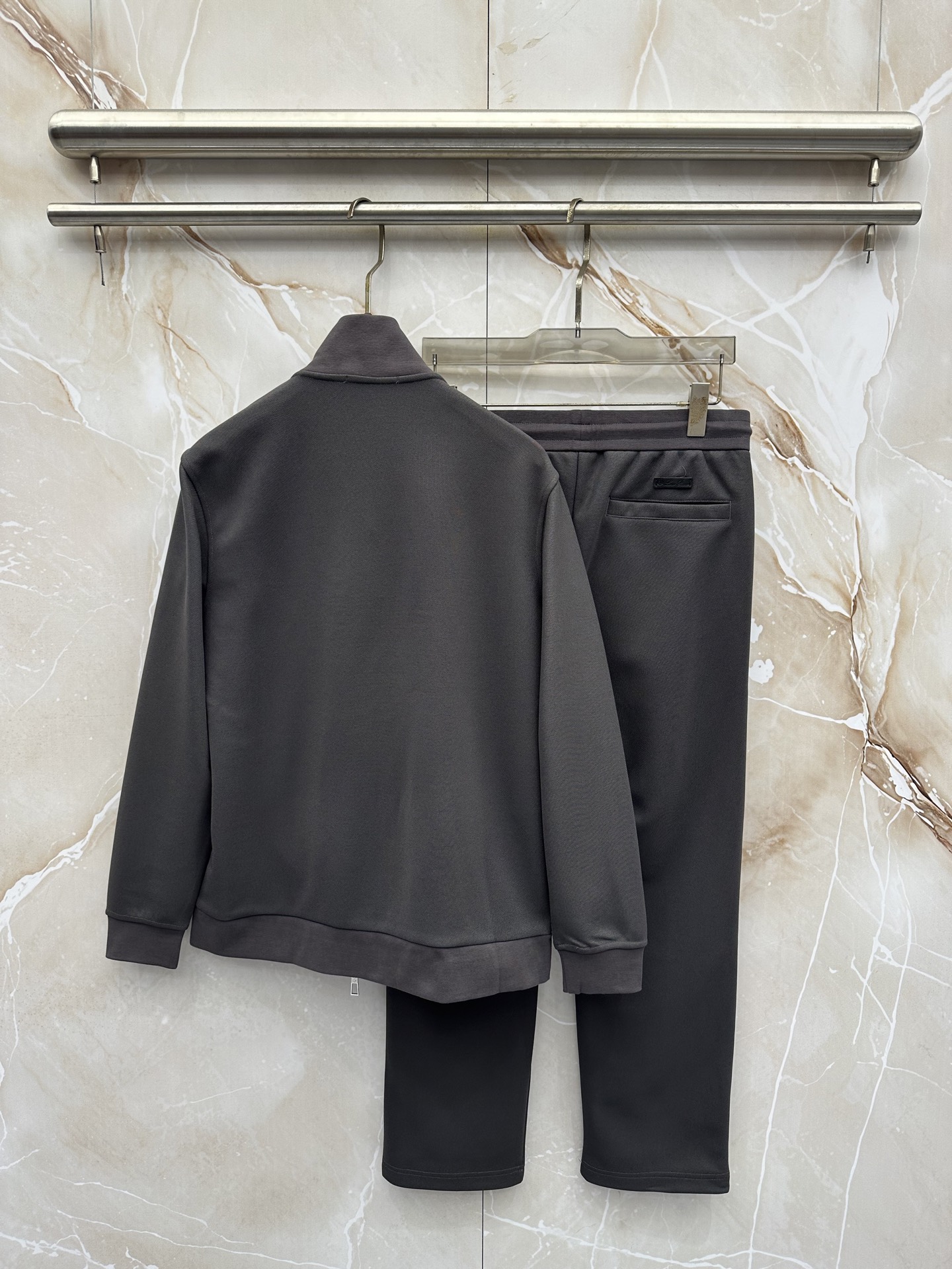 Loro Piana 意式轻奢休闲套装,源自Loro Piana经典休闲线版型,摒弃浮夸设计,极简剪裁兼顾体面与松弛感。 Loro Piana 意式轻奢休闲套装,源自Loro Piana经典休闲线版型,摒弃浮夸设计,极简剪裁兼顾体面与松弛感。
