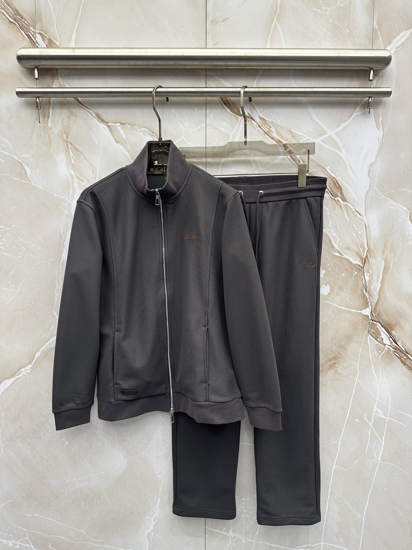 Loro Piana 意式轻奢休闲套装，源自Loro Piana经典休闲线版型，摒弃浮夸设计，极简剪裁兼顾体面与松弛感。