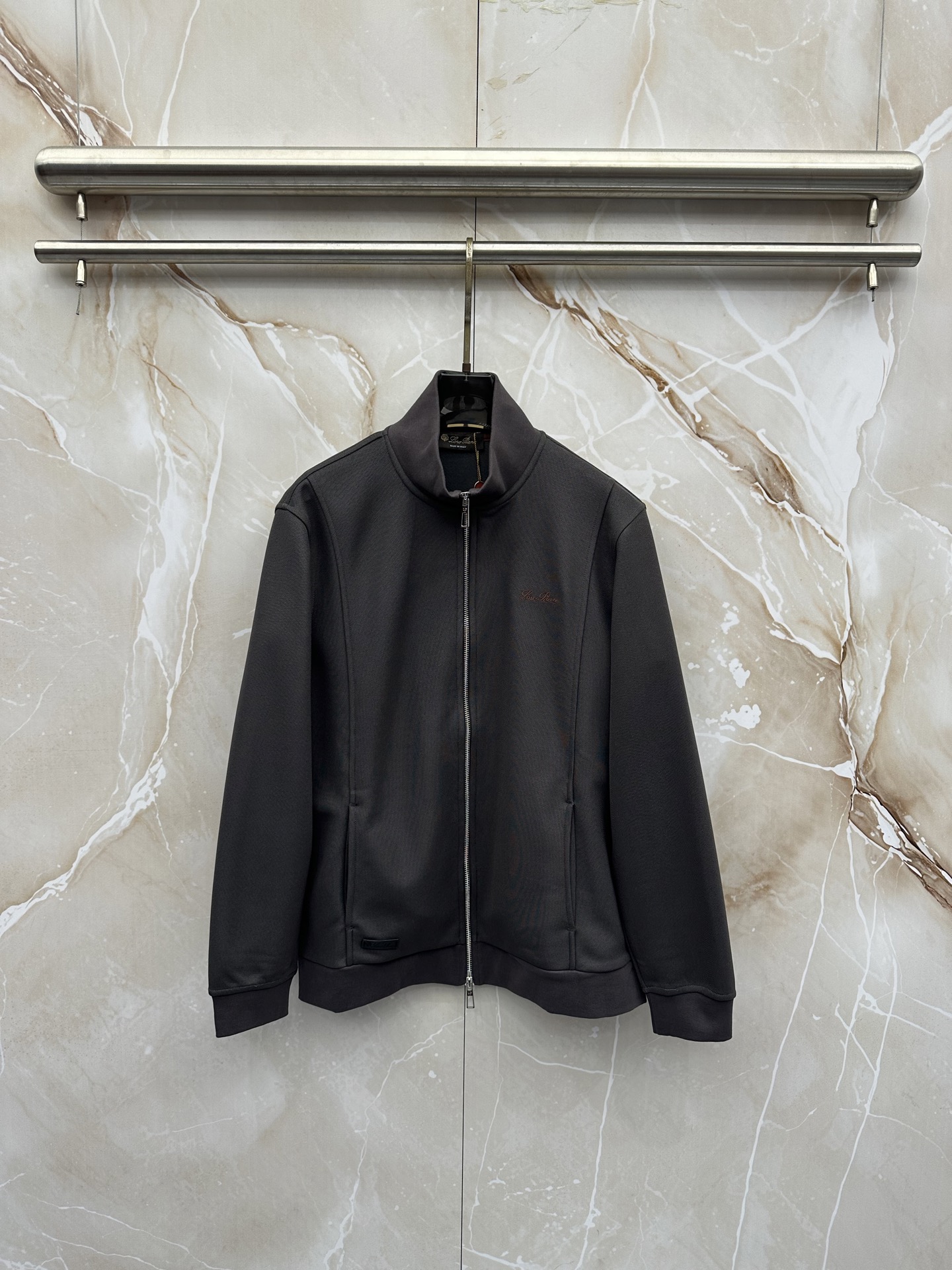 Loro Piana 意式轻奢休闲套装,源自Loro Piana经典休闲线版型,摒弃浮夸设计,极简剪裁兼顾体面与松弛感。 Loro Piana 意式轻奢休闲套装,源自Loro Piana经典休闲线版型,摒弃浮夸设计,极简剪裁兼顾体面与松弛感。