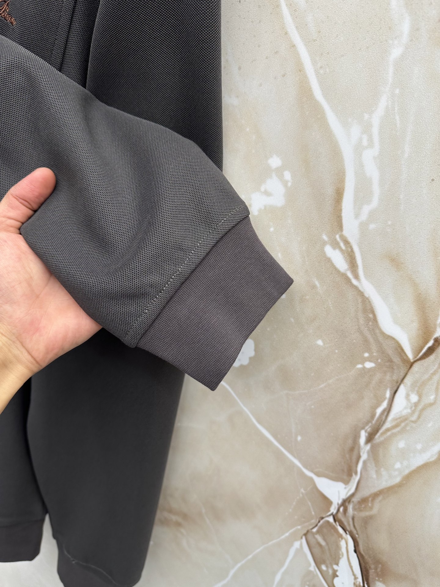 Loro Piana 意式轻奢休闲套装,源自Loro Piana经典休闲线版型,摒弃浮夸设计,极简剪裁兼顾体面与松弛感。 Loro Piana 意式轻奢休闲套装,源自Loro Piana经典休闲线版型,摒弃浮夸设计,极简剪裁兼顾体面与松弛感。
