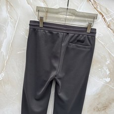 Loro Piana 意式轻奢休闲套装,源自Loro Piana经典休闲线版型,摒弃浮夸设计,极简剪裁兼顾体面与松弛感。 Loro Piana 意式轻奢休闲套装,源自Loro Piana经典休闲线版型,摒弃浮夸设计,极简剪裁兼顾体面与松弛感。