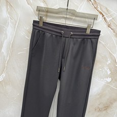 Loro Piana 意式轻奢休闲套装,源自Loro Piana经典休闲线版型,摒弃浮夸设计,极简剪裁兼顾体面与松弛感。 Loro Piana 意式轻奢休闲套装,源自Loro Piana经典休闲线版型,摒弃浮夸设计,极简剪裁兼顾体面与松弛感。