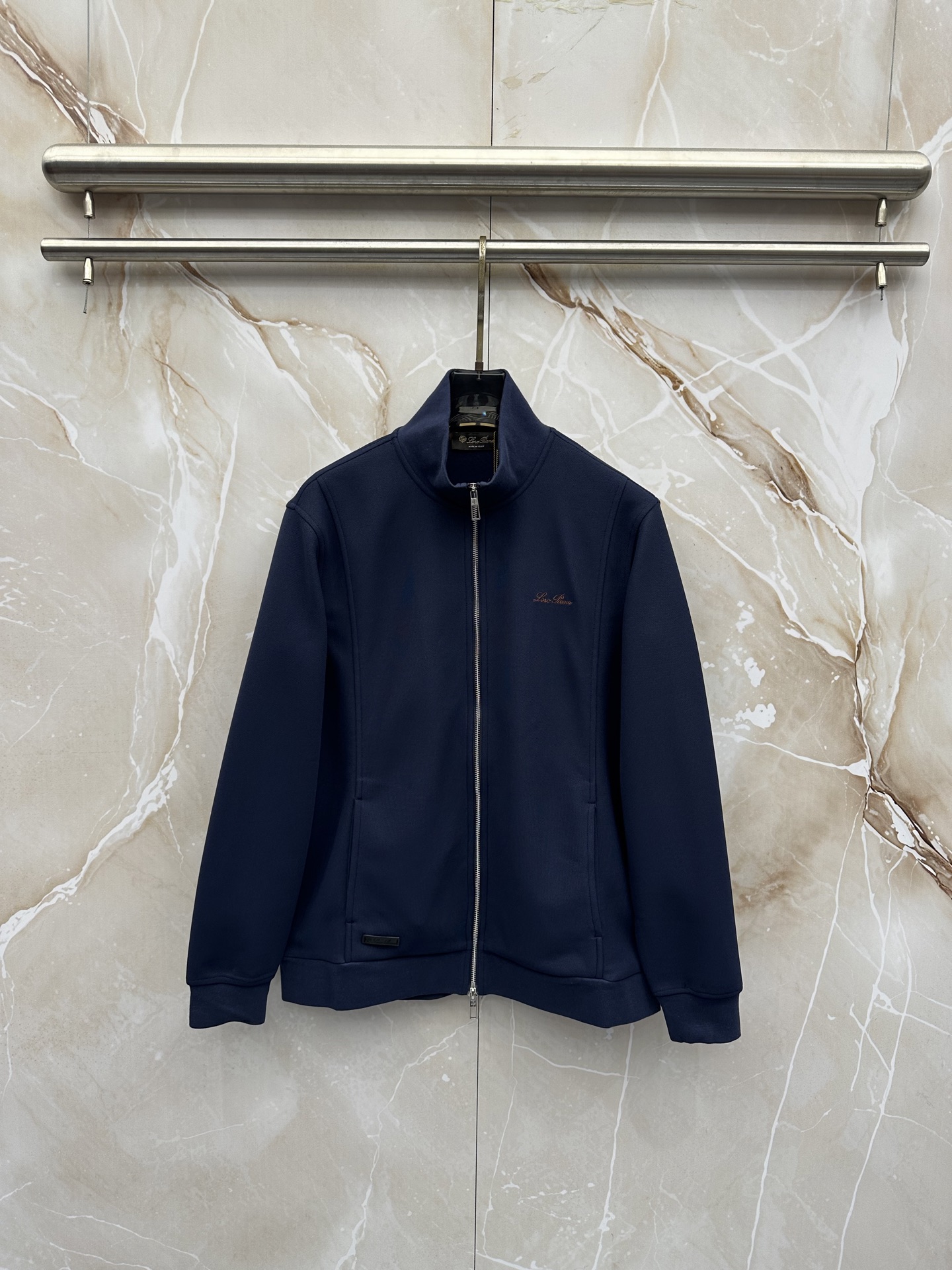 Loro Piana 意式轻奢休闲套装,源自Loro Piana经典休闲线版型,摒弃浮夸设计,极简剪裁兼顾体面与松弛感。 Loro Piana 意式轻奢休闲套装,源自Loro Piana经典休闲线版型,摒弃浮夸设计,极简剪裁兼顾体面与松弛感。
