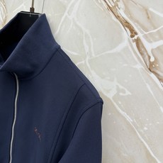 Loro Piana 意式轻奢休闲套装,源自Loro Piana经典休闲线版型,摒弃浮夸设计,极简剪裁兼顾体面与松弛感。 Loro Piana 意式轻奢休闲套装,源自Loro Piana经典休闲线版型,摒弃浮夸设计,极简剪裁兼顾体面与松弛感。