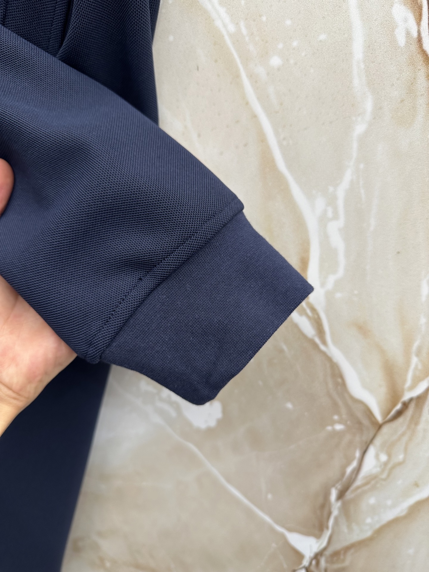 Loro Piana 意式轻奢休闲套装,源自Loro Piana经典休闲线版型,摒弃浮夸设计,极简剪裁兼顾体面与松弛感。 Loro Piana 意式轻奢休闲套装,源自Loro Piana经典休闲线版型,摒弃浮夸设计,极简剪裁兼顾体面与松弛感。