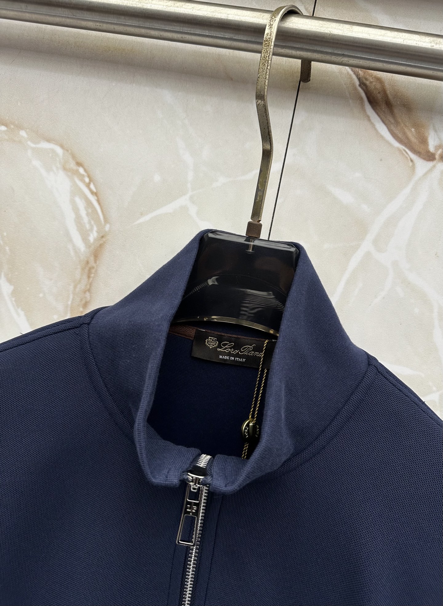 Loro Piana 意式轻奢休闲套装,源自Loro Piana经典休闲线版型,摒弃浮夸设计,极简剪裁兼顾体面与松弛感。 Loro Piana 意式轻奢休闲套装,源自Loro Piana经典休闲线版型,摒弃浮夸设计,极简剪裁兼顾体面与松弛感。