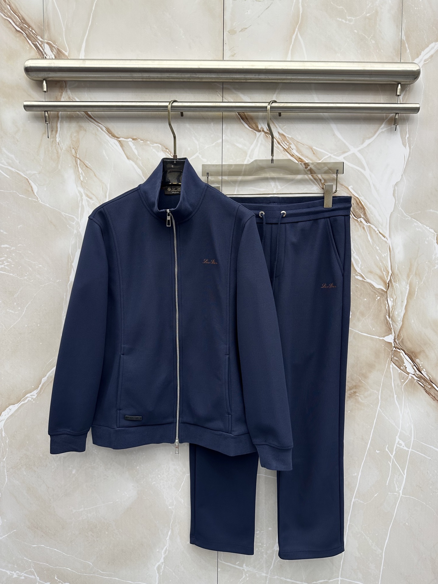 Loro Piana 意式轻奢休闲套装，源自Loro Piana经典休闲线版型，摒弃浮夸设计，极简剪裁兼顾体面与松弛感。