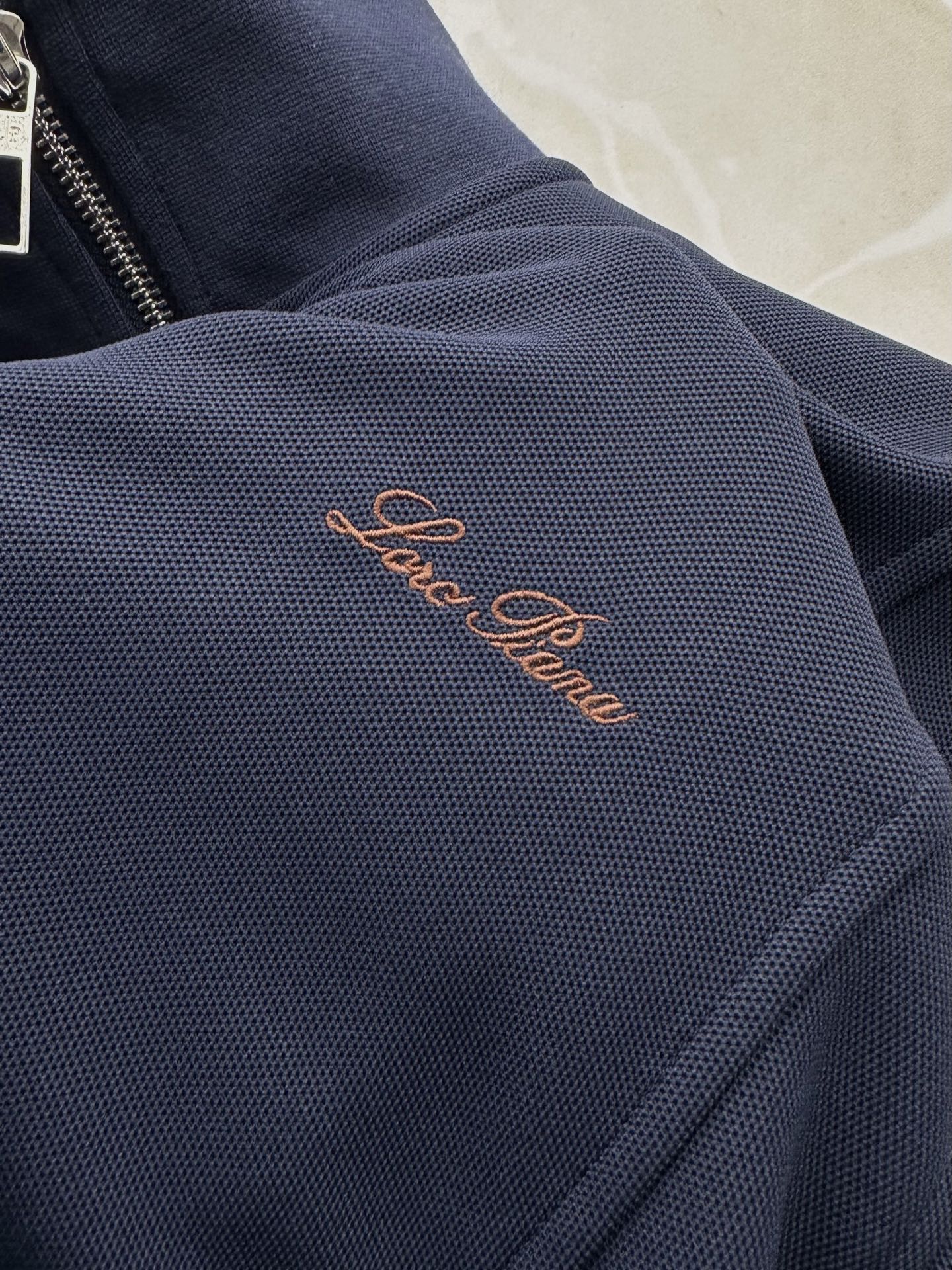 Loro Piana 意式轻奢休闲套装,源自Loro Piana经典休闲线版型,摒弃浮夸设计,极简剪裁兼顾体面与松弛感。 Loro Piana 意式轻奢休闲套装,源自Loro Piana经典休闲线版型,摒弃浮夸设计,极简剪裁兼顾体面与松弛感。