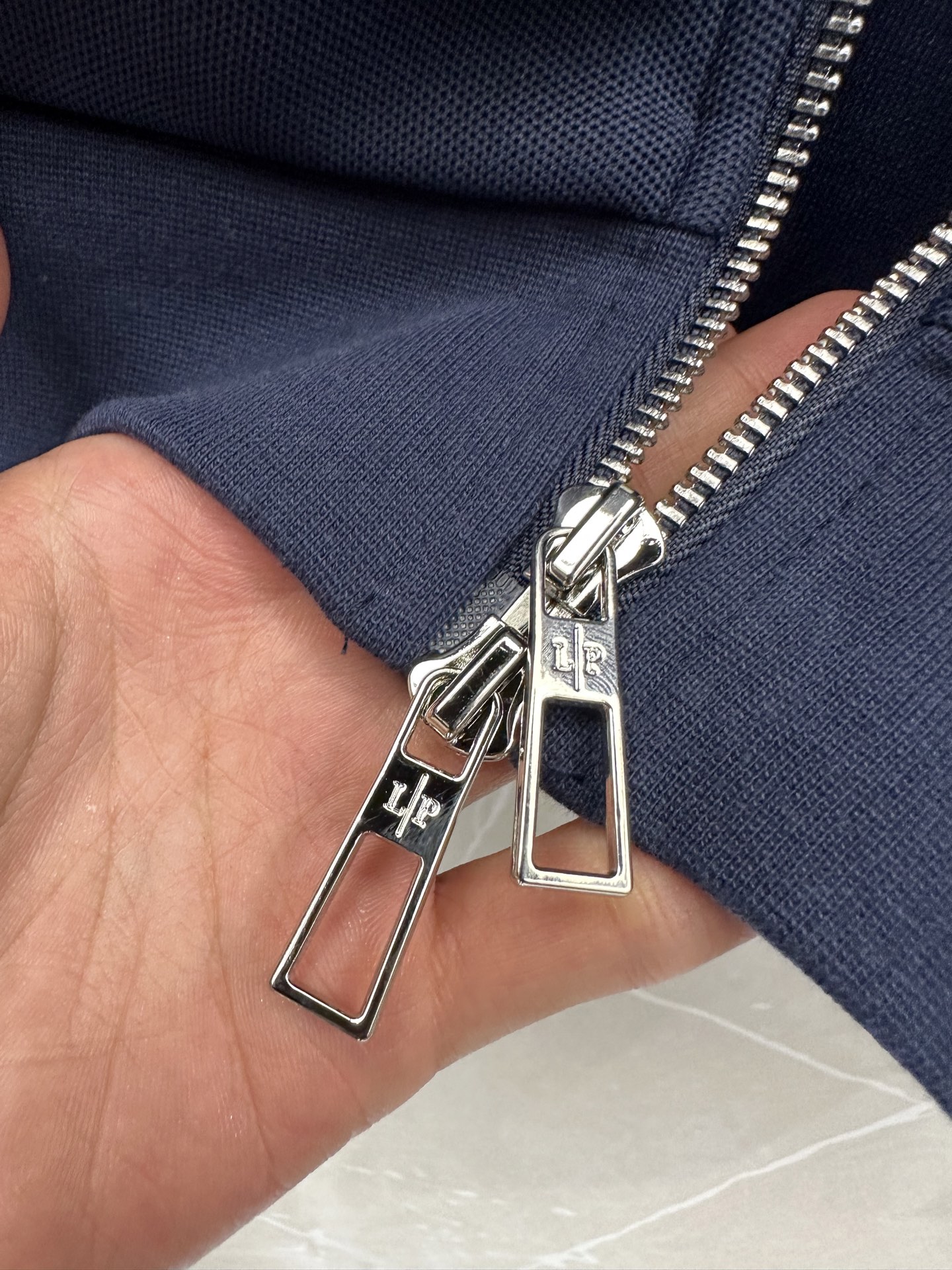 Loro Piana 意式轻奢休闲套装,源自Loro Piana经典休闲线版型,摒弃浮夸设计,极简剪裁兼顾体面与松弛感。 Loro Piana 意式轻奢休闲套装,源自Loro Piana经典休闲线版型,摒弃浮夸设计,极简剪裁兼顾体面与松弛感。
