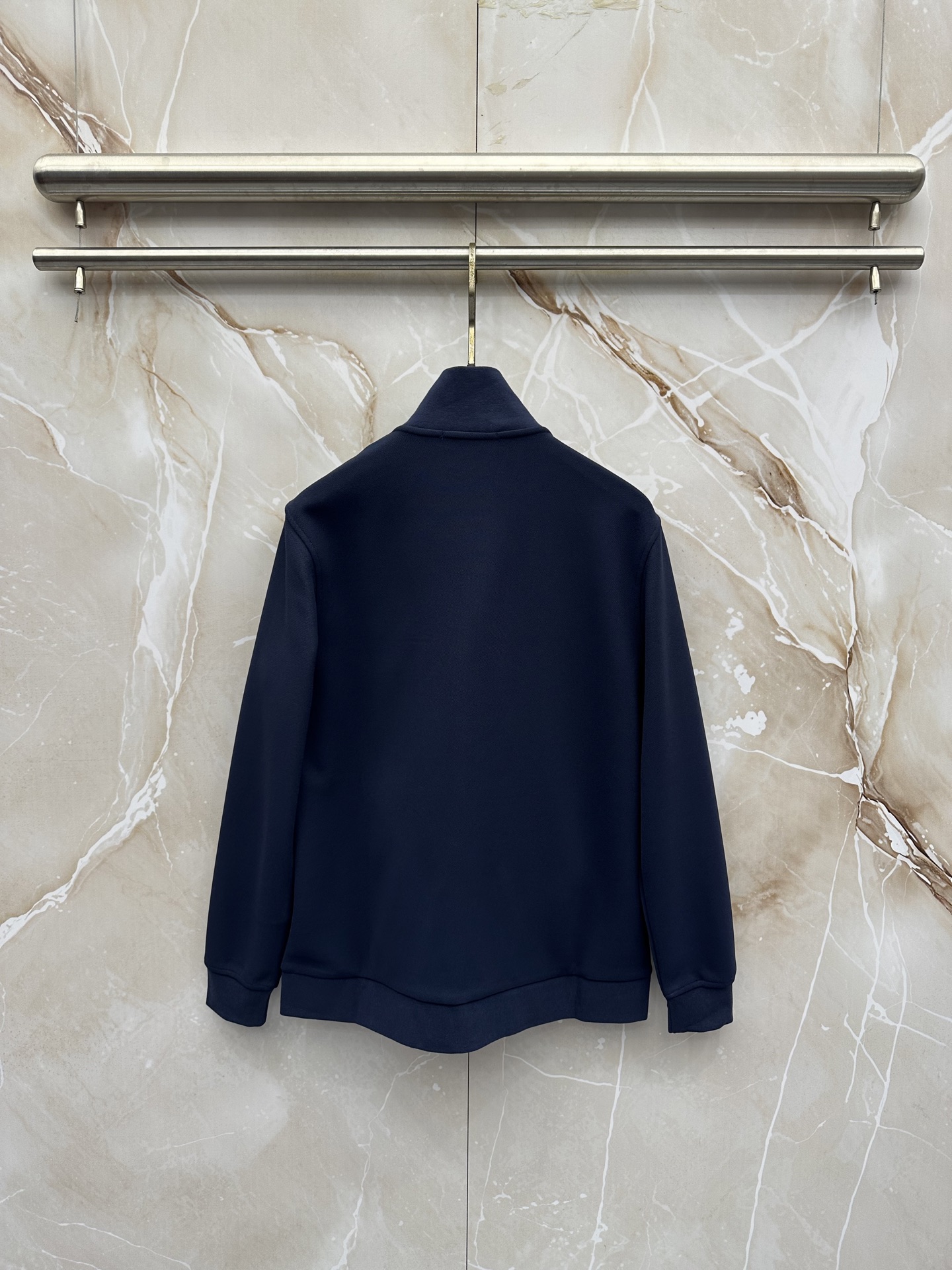 Loro Piana 意式轻奢休闲套装,源自Loro Piana经典休闲线版型,摒弃浮夸设计,极简剪裁兼顾体面与松弛感。 Loro Piana 意式轻奢休闲套装,源自Loro Piana经典休闲线版型,摒弃浮夸设计,极简剪裁兼顾体面与松弛感。