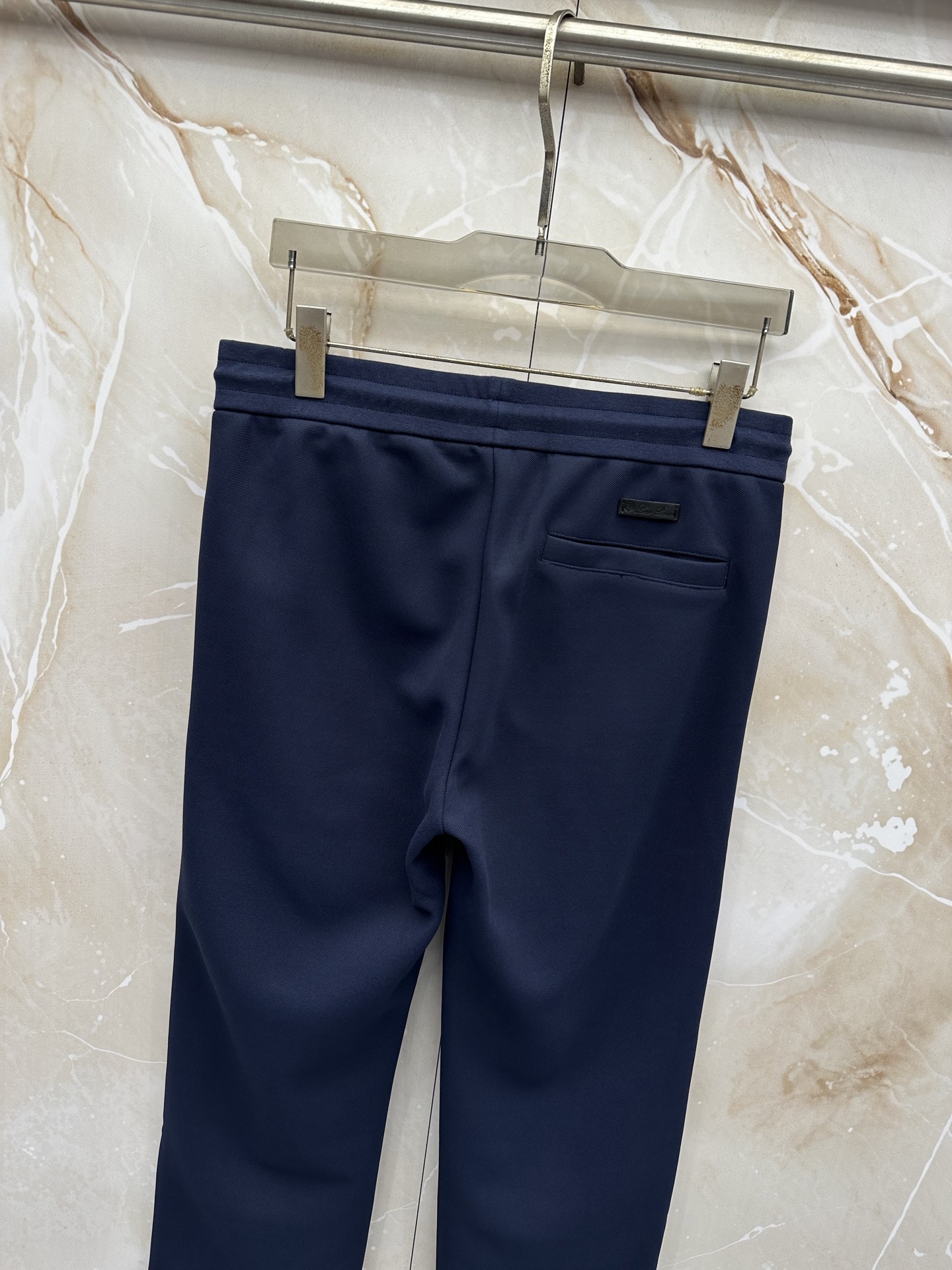 Loro Piana 意式轻奢休闲套装,源自Loro Piana经典休闲线版型,摒弃浮夸设计,极简剪裁兼顾体面与松弛感。 Loro Piana 意式轻奢休闲套装,源自Loro Piana经典休闲线版型,摒弃浮夸设计,极简剪裁兼顾体面与松弛感。