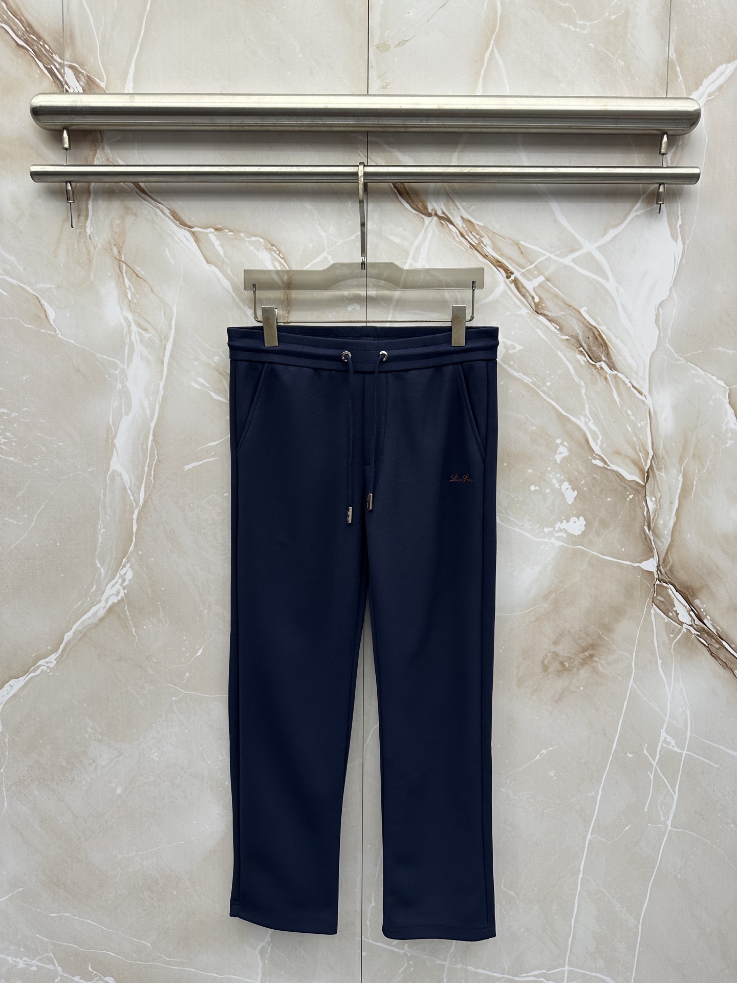 Loro Piana 意式轻奢休闲套装,源自Loro Piana经典休闲线版型,摒弃浮夸设计,极简剪裁兼顾体面与松弛感。 Loro Piana 意式轻奢休闲套装,源自Loro Piana经典休闲线版型,摒弃浮夸设计,极简剪裁兼顾体面与松弛感。