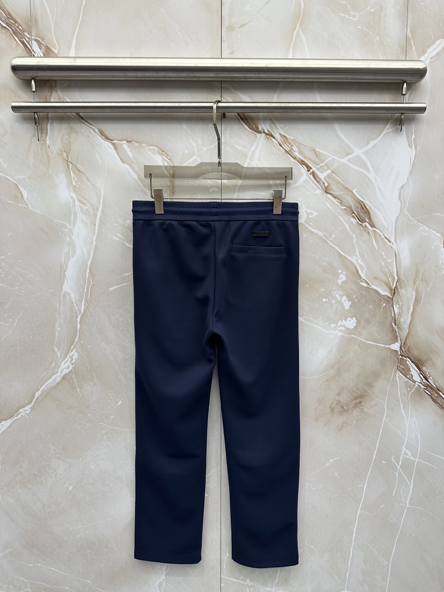 Loro Piana 意式轻奢休闲套装,源自Loro Piana经典休闲线版型,摒弃浮夸设计,极简剪裁兼顾体面与松弛感。 Loro Piana 意式轻奢休闲套装,源自Loro Piana经典休闲线版型,摒弃浮夸设计,极简剪裁兼顾体面与松弛感。
