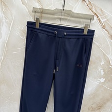 Loro Piana 意式轻奢休闲套装,源自Loro Piana经典休闲线版型,摒弃浮夸设计,极简剪裁兼顾体面与松弛感。 Loro Piana 意式轻奢休闲套装,源自Loro Piana经典休闲线版型,摒弃浮夸设计,极简剪裁兼顾体面与松弛感。