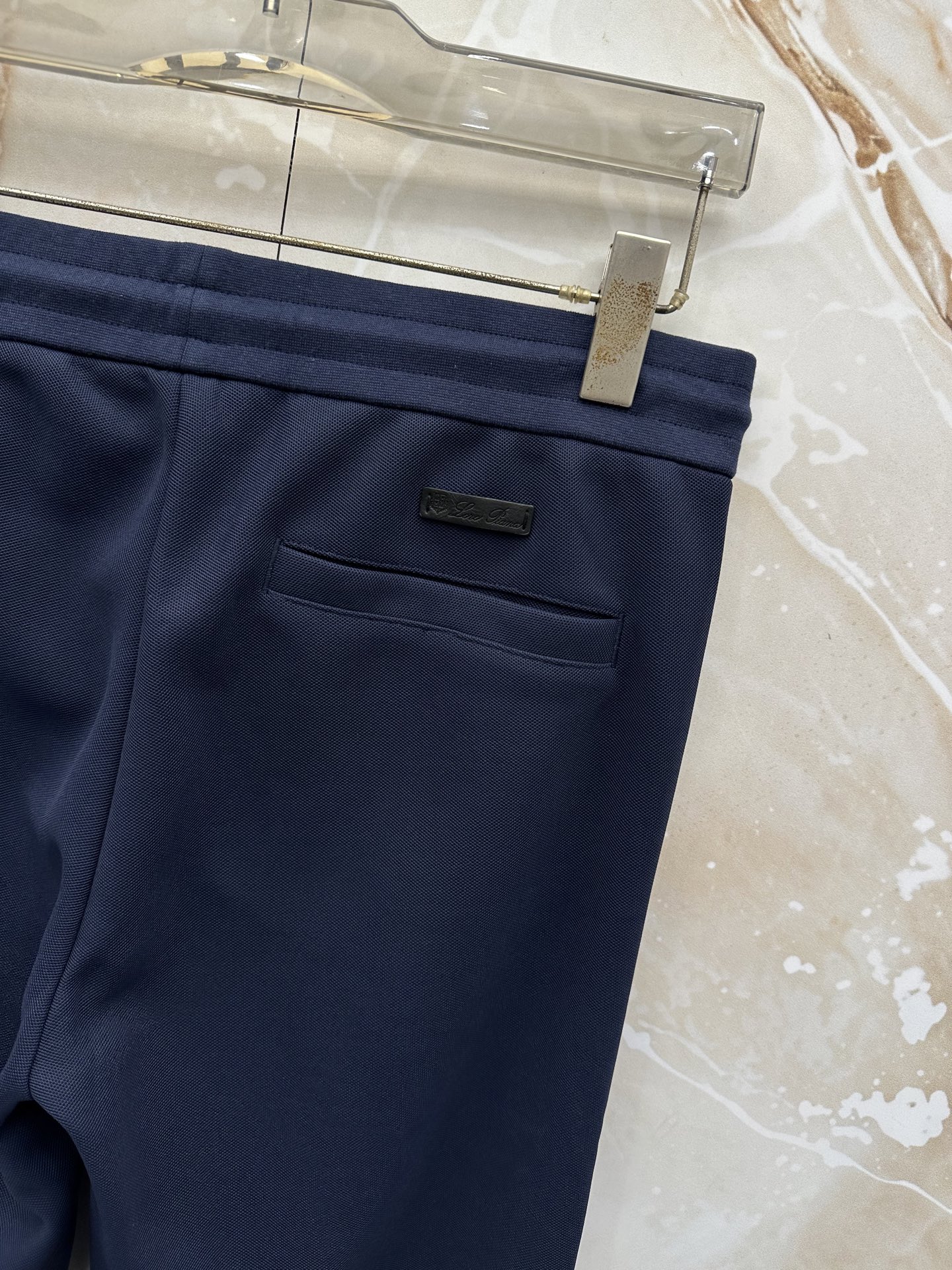 Loro Piana 意式轻奢休闲套装,源自Loro Piana经典休闲线版型,摒弃浮夸设计,极简剪裁兼顾体面与松弛感。 Loro Piana 意式轻奢休闲套装,源自Loro Piana经典休闲线版型,摒弃浮夸设计,极简剪裁兼顾体面与松弛感。