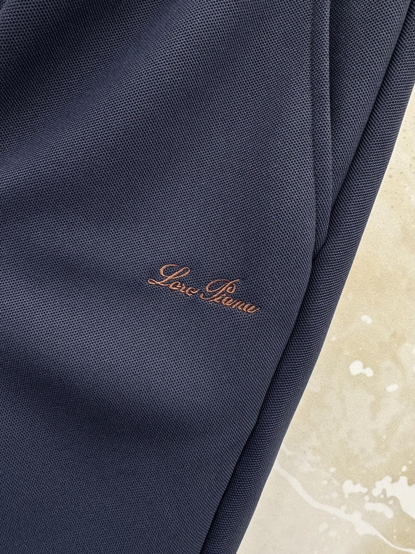 Loro Piana 意式轻奢休闲套装,源自Loro Piana经典休闲线版型,摒弃浮夸设计,极简剪裁兼顾体面与松弛感。 Loro Piana 意式轻奢休闲套装,源自Loro Piana经典休闲线版型,摒弃浮夸设计,极简剪裁兼顾体面与松弛感。