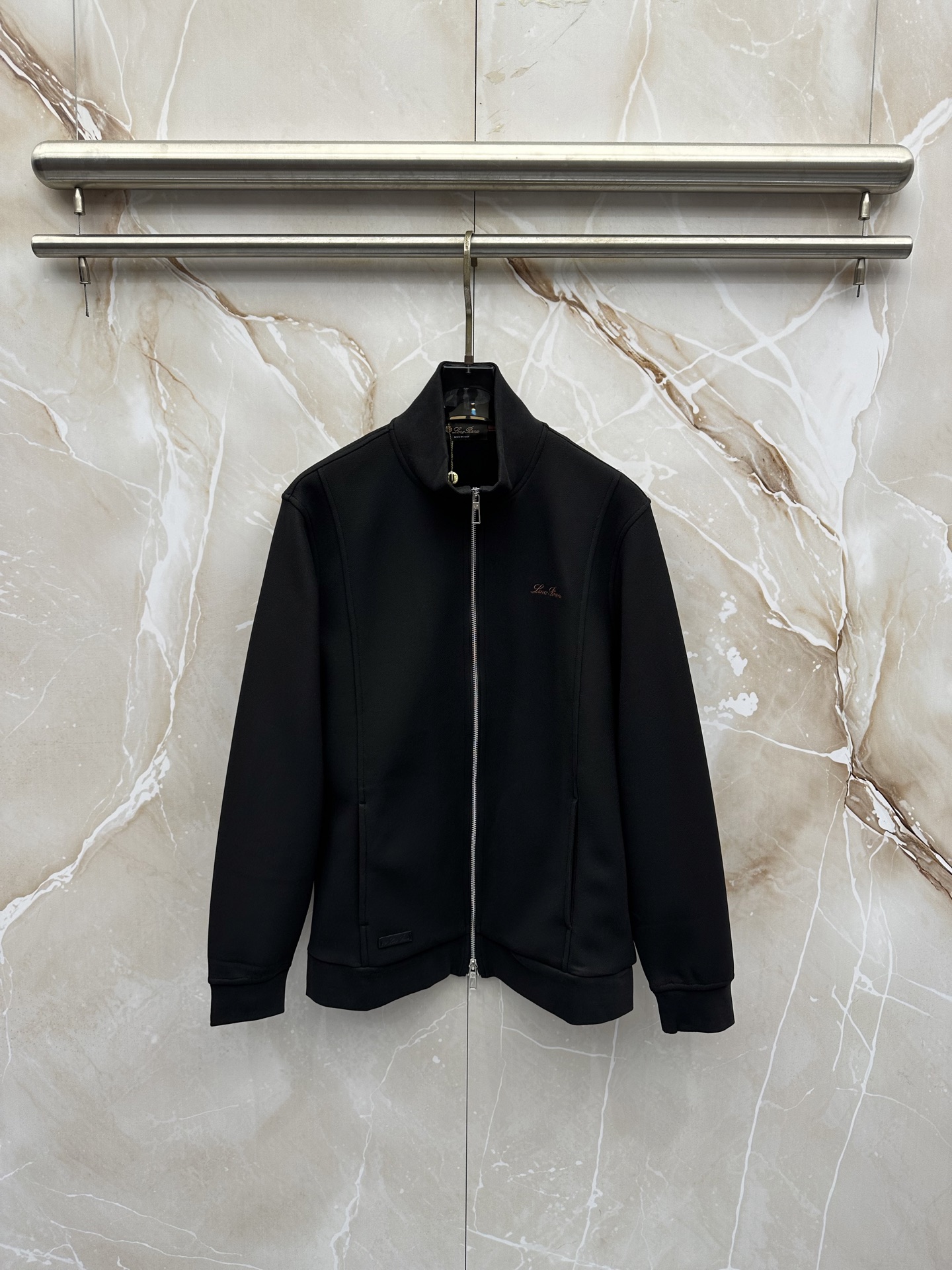 Loro Piana 意式轻奢休闲套装,源自Loro Piana经典休闲线版型,摒弃浮夸设计,极简剪裁兼顾体面与松弛感。 Loro Piana 意式轻奢休闲套装,源自Loro Piana经典休闲线版型,摒弃浮夸设计,极简剪裁兼顾体面与松弛感。
