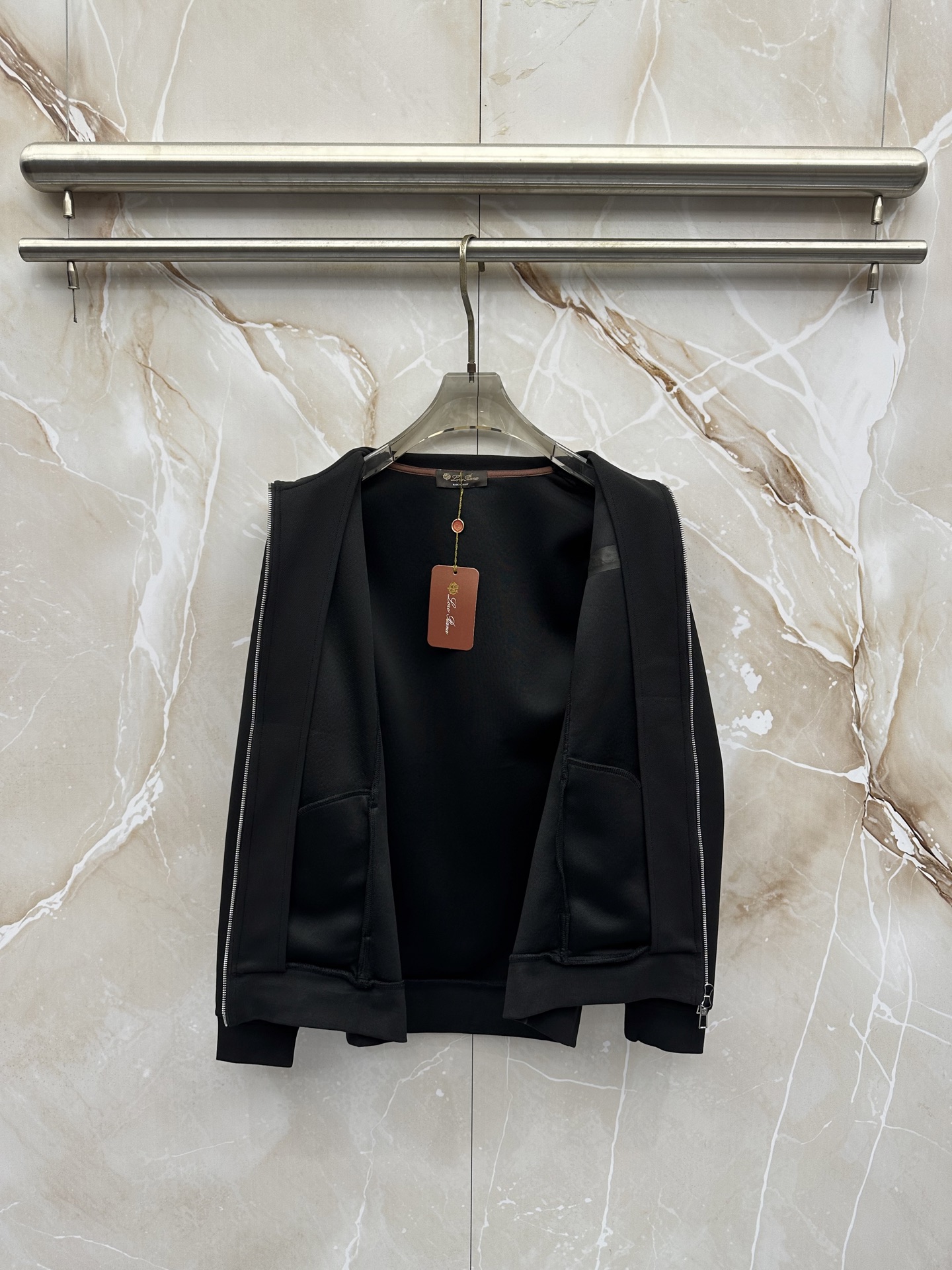 Loro Piana 意式轻奢休闲套装,源自Loro Piana经典休闲线版型,摒弃浮夸设计,极简剪裁兼顾体面与松弛感。 Loro Piana 意式轻奢休闲套装,源自Loro Piana经典休闲线版型,摒弃浮夸设计,极简剪裁兼顾体面与松弛感。