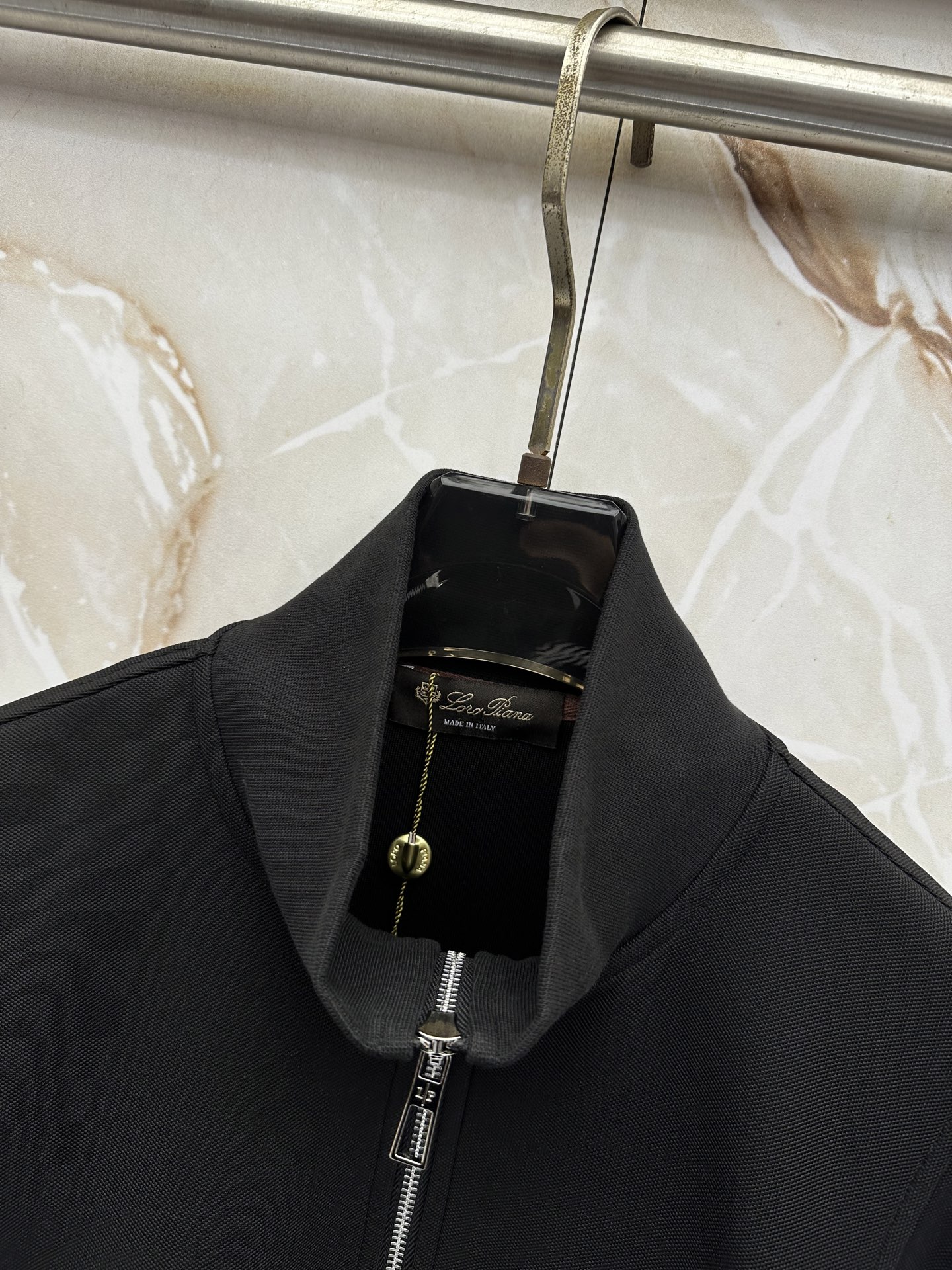 Loro Piana 意式轻奢休闲套装,源自Loro Piana经典休闲线版型,摒弃浮夸设计,极简剪裁兼顾体面与松弛感。 Loro Piana 意式轻奢休闲套装,源自Loro Piana经典休闲线版型,摒弃浮夸设计,极简剪裁兼顾体面与松弛感。