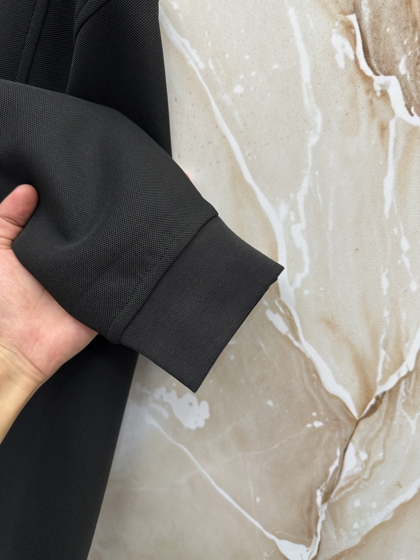 Loro Piana 意式轻奢休闲套装,源自Loro Piana经典休闲线版型,摒弃浮夸设计,极简剪裁兼顾体面与松弛感。 Loro Piana 意式轻奢休闲套装,源自Loro Piana经典休闲线版型,摒弃浮夸设计,极简剪裁兼顾体面与松弛感。