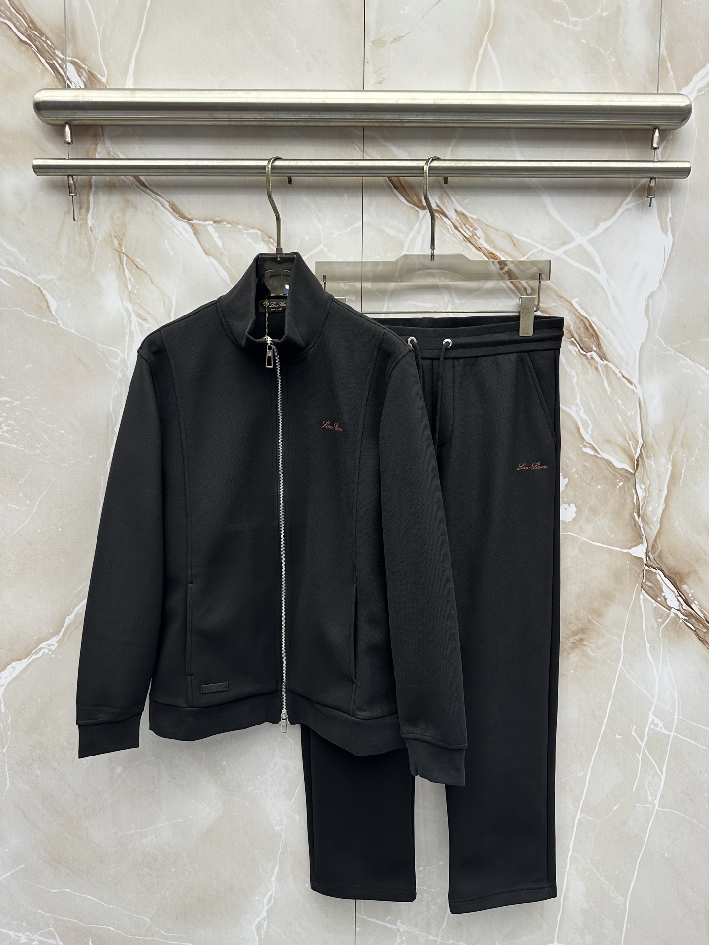 Loro Piana 意式轻奢休闲套装，源自Loro Piana经典休闲线版型，摒弃浮夸设计，极简剪裁兼顾体面与松弛感。