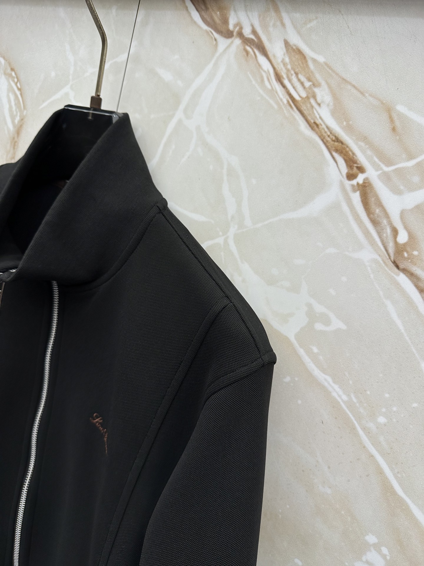 Loro Piana 意式轻奢休闲套装,源自Loro Piana经典休闲线版型,摒弃浮夸设计,极简剪裁兼顾体面与松弛感。 Loro Piana 意式轻奢休闲套装,源自Loro Piana经典休闲线版型,摒弃浮夸设计,极简剪裁兼顾体面与松弛感。