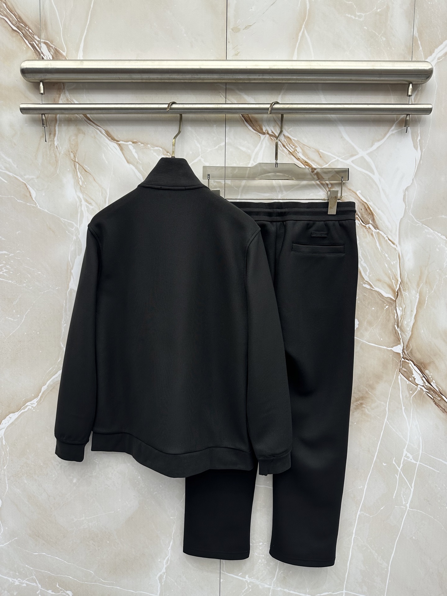 Loro Piana 意式轻奢休闲套装,源自Loro Piana经典休闲线版型,摒弃浮夸设计,极简剪裁兼顾体面与松弛感。 Loro Piana 意式轻奢休闲套装,源自Loro Piana经典休闲线版型,摒弃浮夸设计,极简剪裁兼顾体面与松弛感。