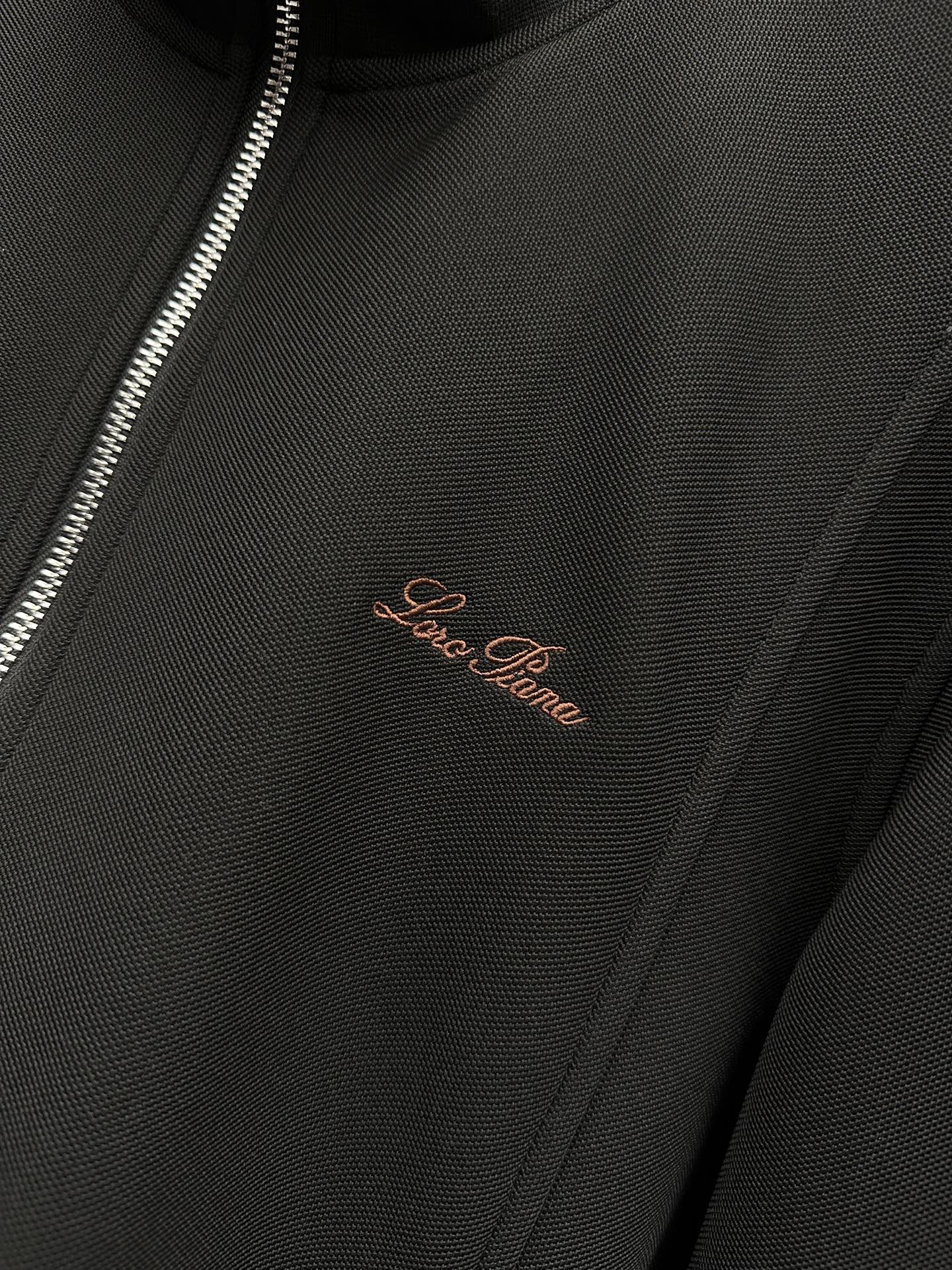 Loro Piana 意式轻奢休闲套装,源自Loro Piana经典休闲线版型,摒弃浮夸设计,极简剪裁兼顾体面与松弛感。 Loro Piana 意式轻奢休闲套装,源自Loro Piana经典休闲线版型,摒弃浮夸设计,极简剪裁兼顾体面与松弛感。