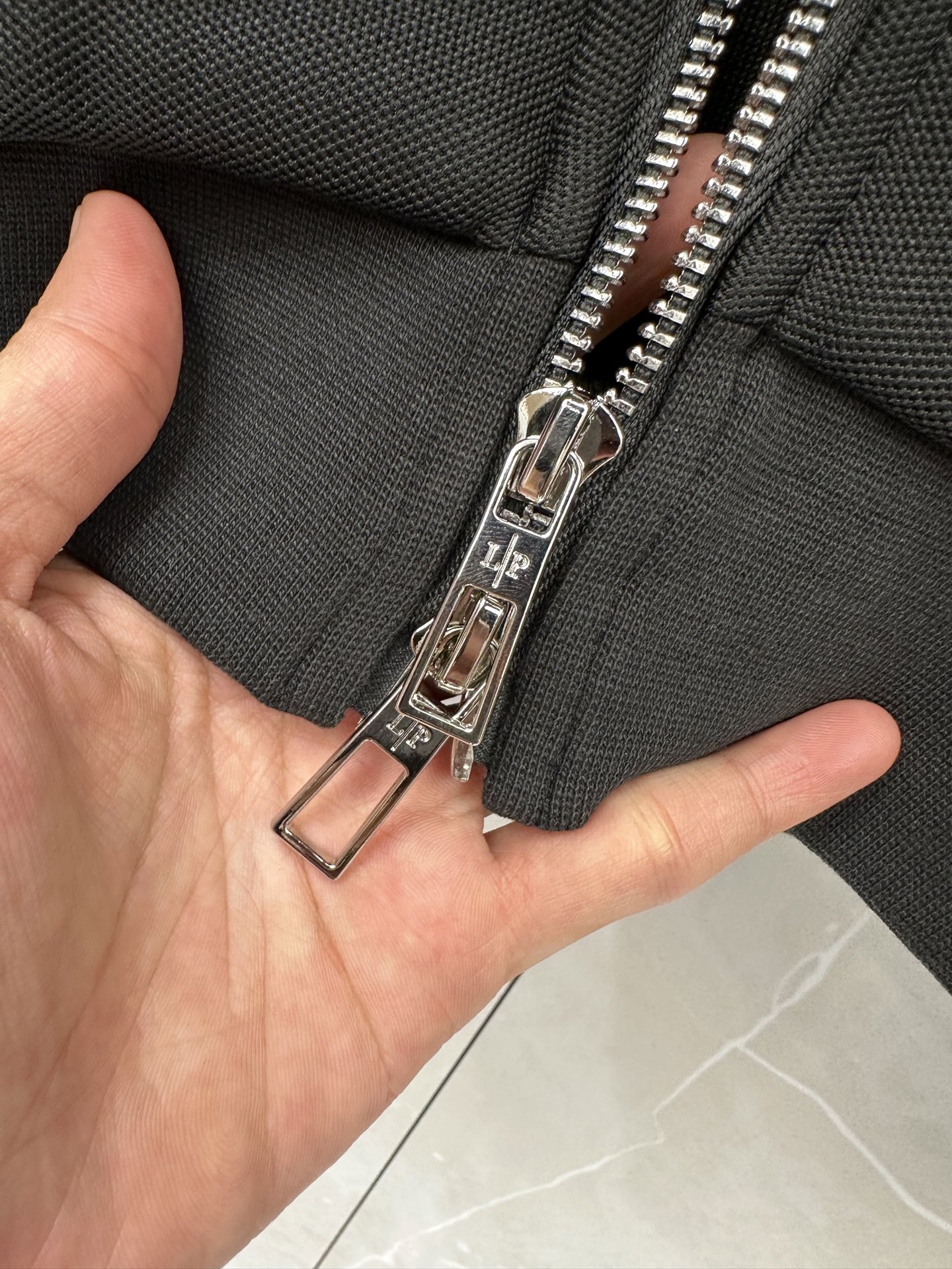 Loro Piana 意式轻奢休闲套装,源自Loro Piana经典休闲线版型,摒弃浮夸设计,极简剪裁兼顾体面与松弛感。 Loro Piana 意式轻奢休闲套装,源自Loro Piana经典休闲线版型,摒弃浮夸设计,极简剪裁兼顾体面与松弛感。