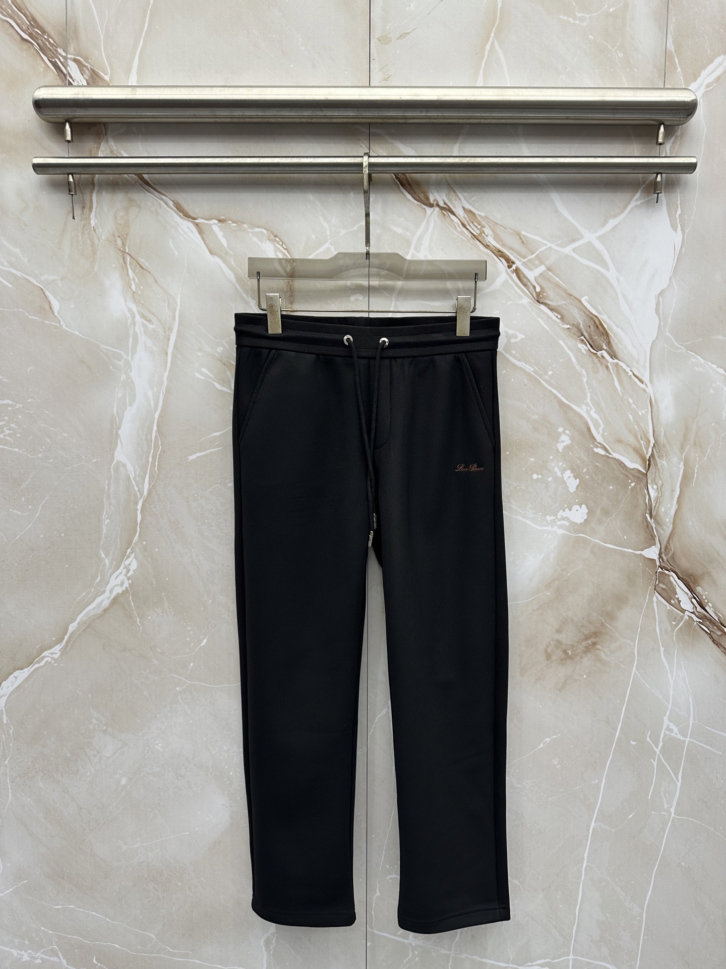 Loro Piana 意式轻奢休闲套装,源自Loro Piana经典休闲线版型,摒弃浮夸设计,极简剪裁兼顾体面与松弛感。 Loro Piana 意式轻奢休闲套装,源自Loro Piana经典休闲线版型,摒弃浮夸设计,极简剪裁兼顾体面与松弛感。