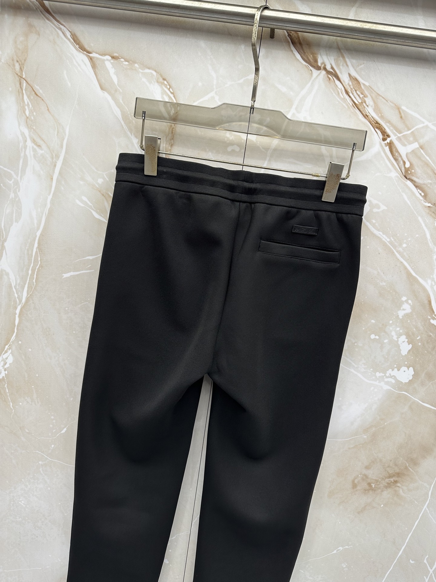 Loro Piana 意式轻奢休闲套装,源自Loro Piana经典休闲线版型,摒弃浮夸设计,极简剪裁兼顾体面与松弛感。 Loro Piana 意式轻奢休闲套装,源自Loro Piana经典休闲线版型,摒弃浮夸设计,极简剪裁兼顾体面与松弛感。