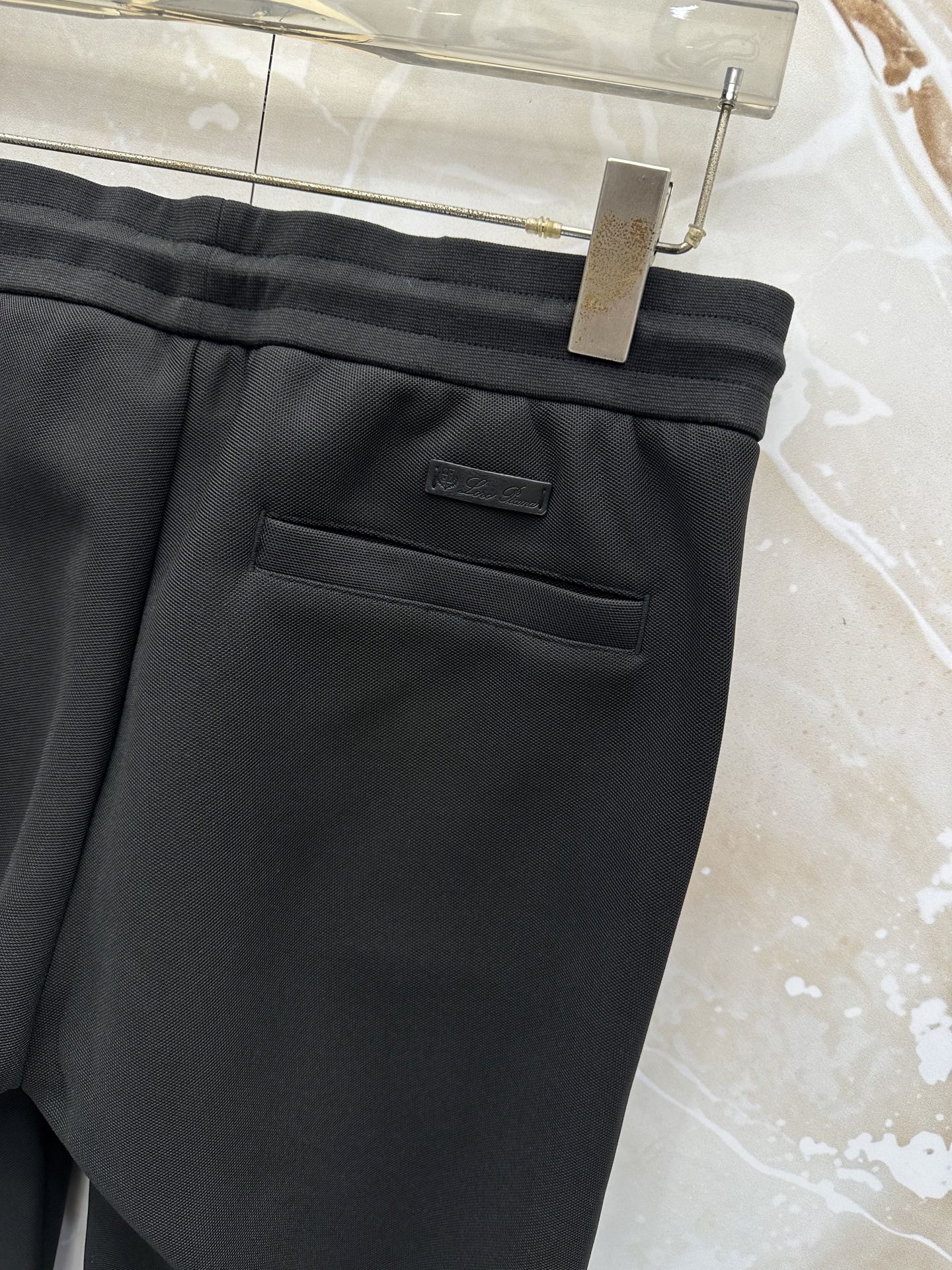 Loro Piana 意式轻奢休闲套装,源自Loro Piana经典休闲线版型,摒弃浮夸设计,极简剪裁兼顾体面与松弛感。 Loro Piana 意式轻奢休闲套装,源自Loro Piana经典休闲线版型,摒弃浮夸设计,极简剪裁兼顾体面与松弛感。