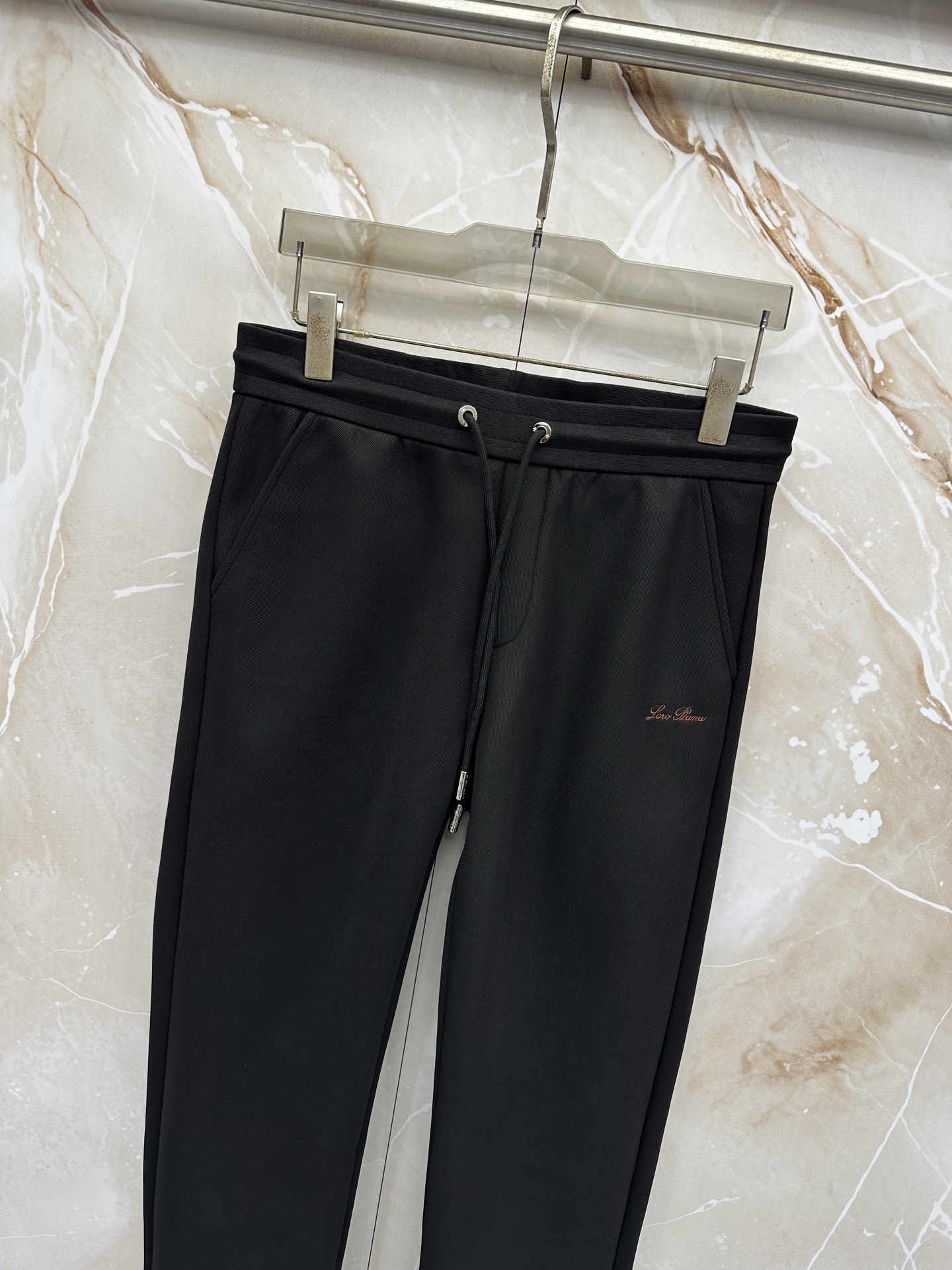 Loro Piana 意式轻奢休闲套装,源自Loro Piana经典休闲线版型,摒弃浮夸设计,极简剪裁兼顾体面与松弛感。 Loro Piana 意式轻奢休闲套装,源自Loro Piana经典休闲线版型,摒弃浮夸设计,极简剪裁兼顾体面与松弛感。