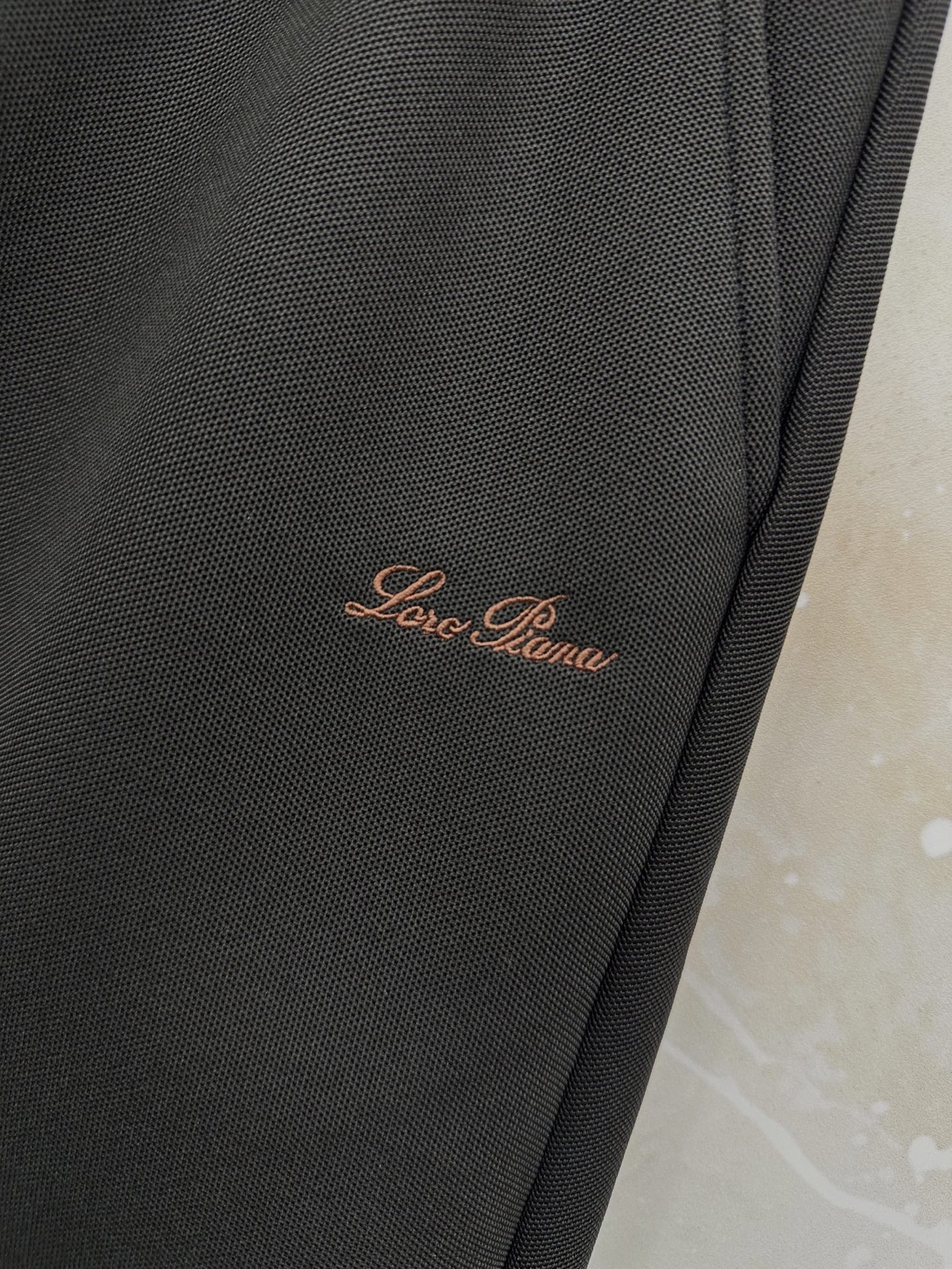 Loro Piana 意式轻奢休闲套装,源自Loro Piana经典休闲线版型,摒弃浮夸设计,极简剪裁兼顾体面与松弛感。 Loro Piana 意式轻奢休闲套装,源自Loro Piana经典休闲线版型,摒弃浮夸设计,极简剪裁兼顾体面与松弛感。