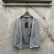 Loro Piana 意式轻奢休闲套装,源自Loro Piana经典休闲线版型,摒弃浮夸设计,极简剪裁兼顾体面与松弛感。 Loro Piana 意式轻奢休闲套装,源自Loro Piana经典休闲线版型,摒弃浮夸设计,极简剪裁兼顾体面与松弛感。