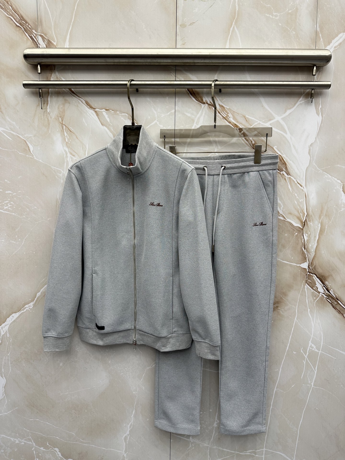 Loro Piana 意式轻奢休闲套装，源自Loro Piana经典休闲线版型，摒弃浮夸设计，极简剪裁兼顾体面与松弛感。