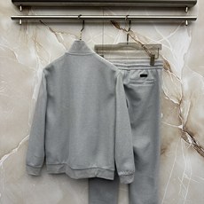 Loro Piana 意式轻奢休闲套装,源自Loro Piana经典休闲线版型,摒弃浮夸设计,极简剪裁兼顾体面与松弛感。 Loro Piana 意式轻奢休闲套装,源自Loro Piana经典休闲线版型,摒弃浮夸设计,极简剪裁兼顾体面与松弛感。