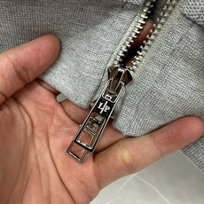 Loro Piana 意式轻奢休闲套装,源自Loro Piana经典休闲线版型,摒弃浮夸设计,极简剪裁兼顾体面与松弛感。 Loro Piana 意式轻奢休闲套装,源自Loro Piana经典休闲线版型,摒弃浮夸设计,极简剪裁兼顾体面与松弛感。