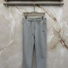 Loro Piana 意式轻奢休闲套装,源自Loro Piana经典休闲线版型,摒弃浮夸设计,极简剪裁兼顾体面与松弛感。 Loro Piana 意式轻奢休闲套装,源自Loro Piana经典休闲线版型,摒弃浮夸设计,极简剪裁兼顾体面与松弛感。