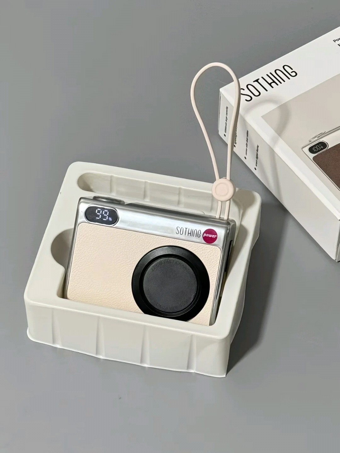 
拿在手里都想不到是充电宝
ccd造型的 好有趣
别看体积小 足足有10000毫安
自带数据线 充电也很快
现在出门真的离不开这个～

#向物移动电源DSHJ-S-2414