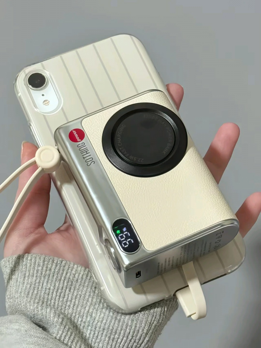 
拿在手里都想不到是充电宝
ccd造型的 好有趣
别看体积小 足足有10000毫安
自带数据线 充电也很快
现在出门真的离不开这个～

#向物移动电源DSHJ-S-2414