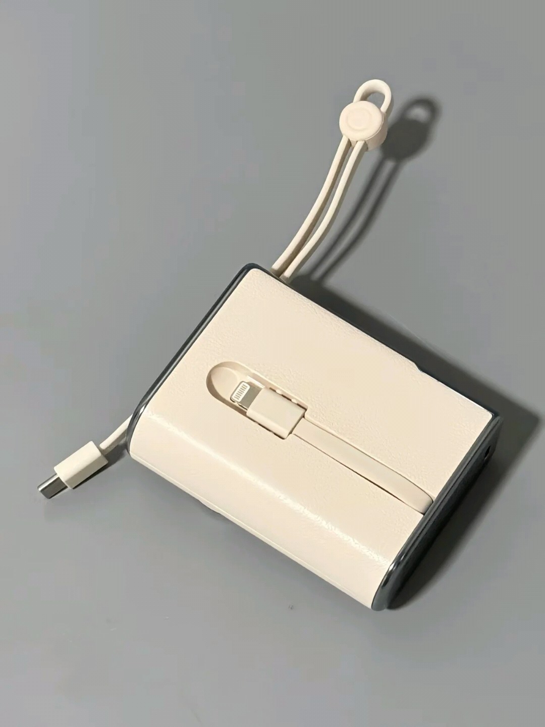 
拿在手里都想不到是充电宝
ccd造型的 好有趣
别看体积小 足足有10000毫安
自带数据线 充电也很快
现在出门真的离不开这个～

#向物移动电源DSHJ-S-2414