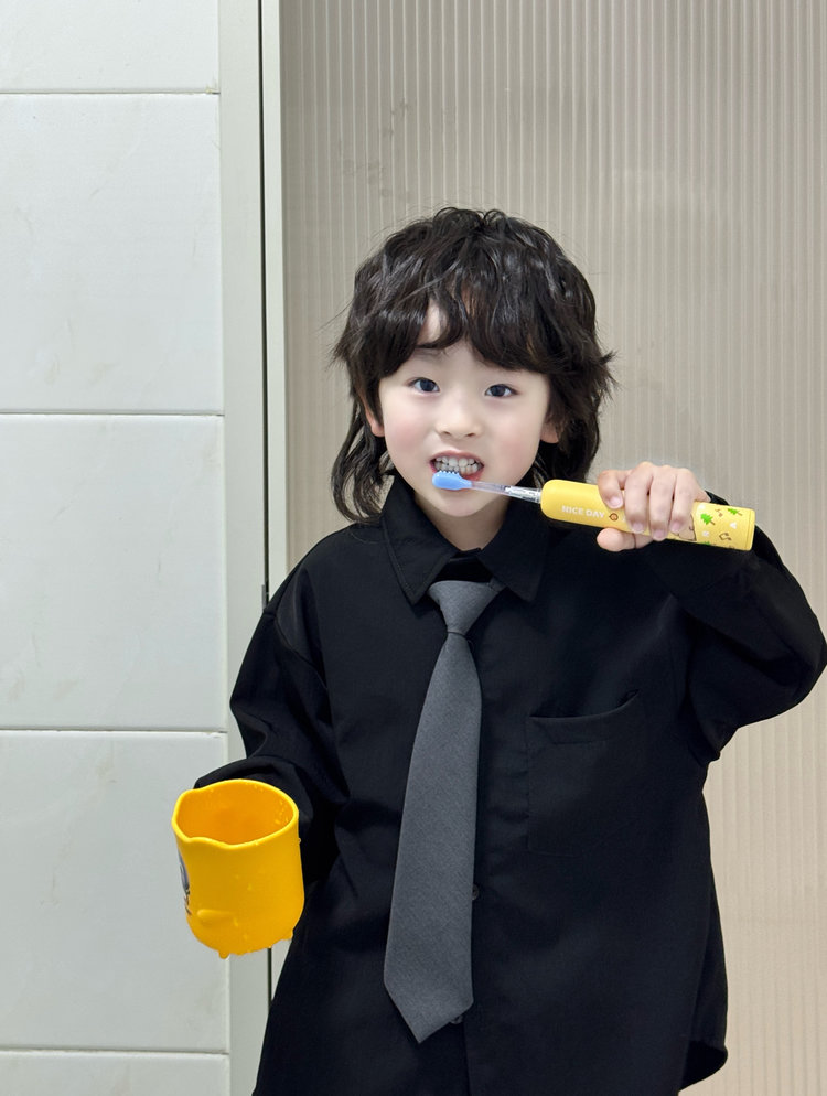 艾优骨传导电动牙刷A9pro-F
新晋顶流，呆萌治愈

✔结合骨传导萌趣语音，引导正确刷牙
✔含氟双效刷头+缓震无铜刷头，护龈强清洁
✔三档清洁模式+漏刷提醒，适配各个年龄段 
✔IPX7级防水设计，全身可放心冲洗 
✔超长续航，充一次电可续航180天