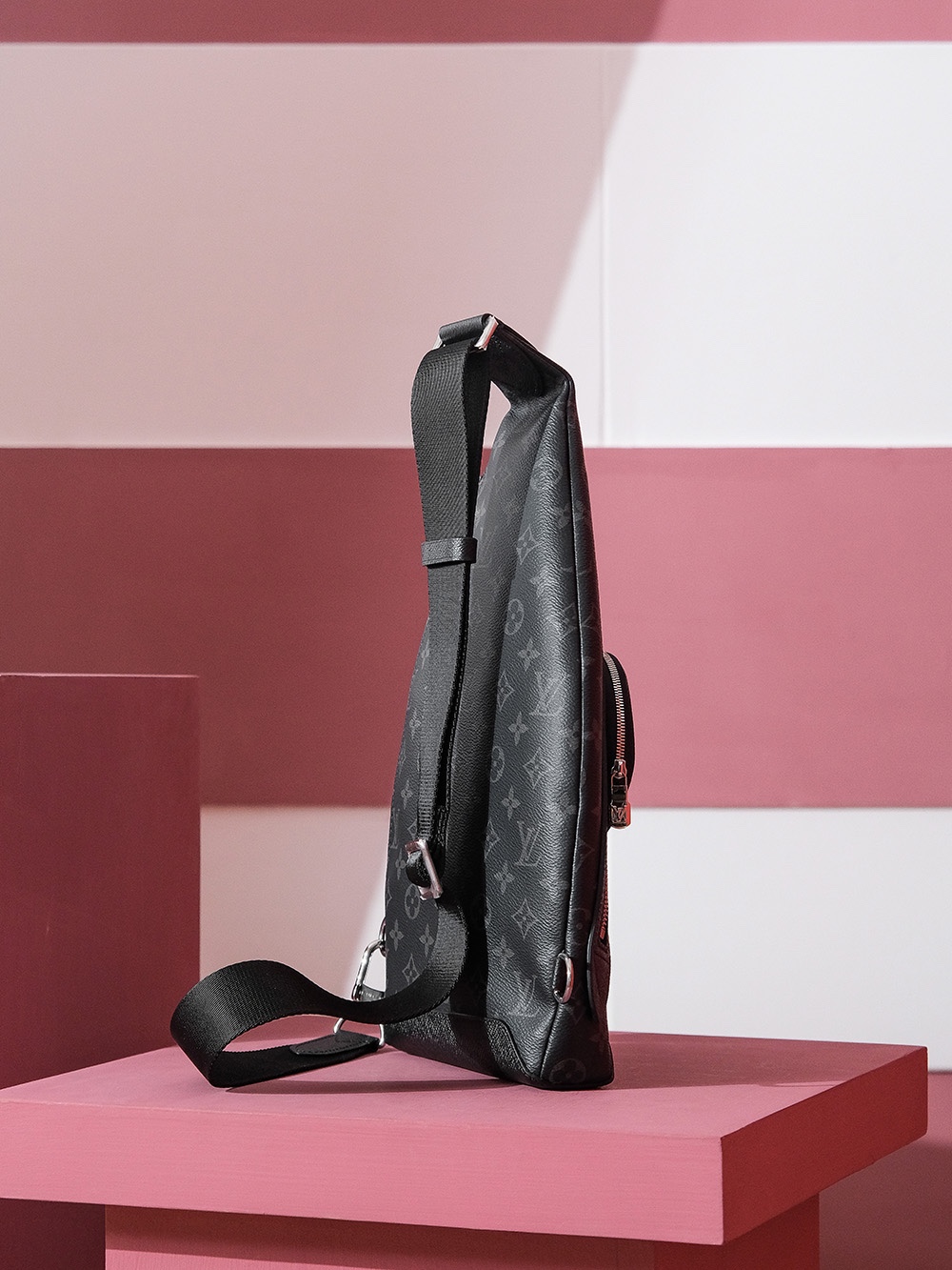 单肩包系列M30936免检版本#PJ/尺寸:20*42*6系列以经典黑花设计为灵感搭配包身自带的小包让整