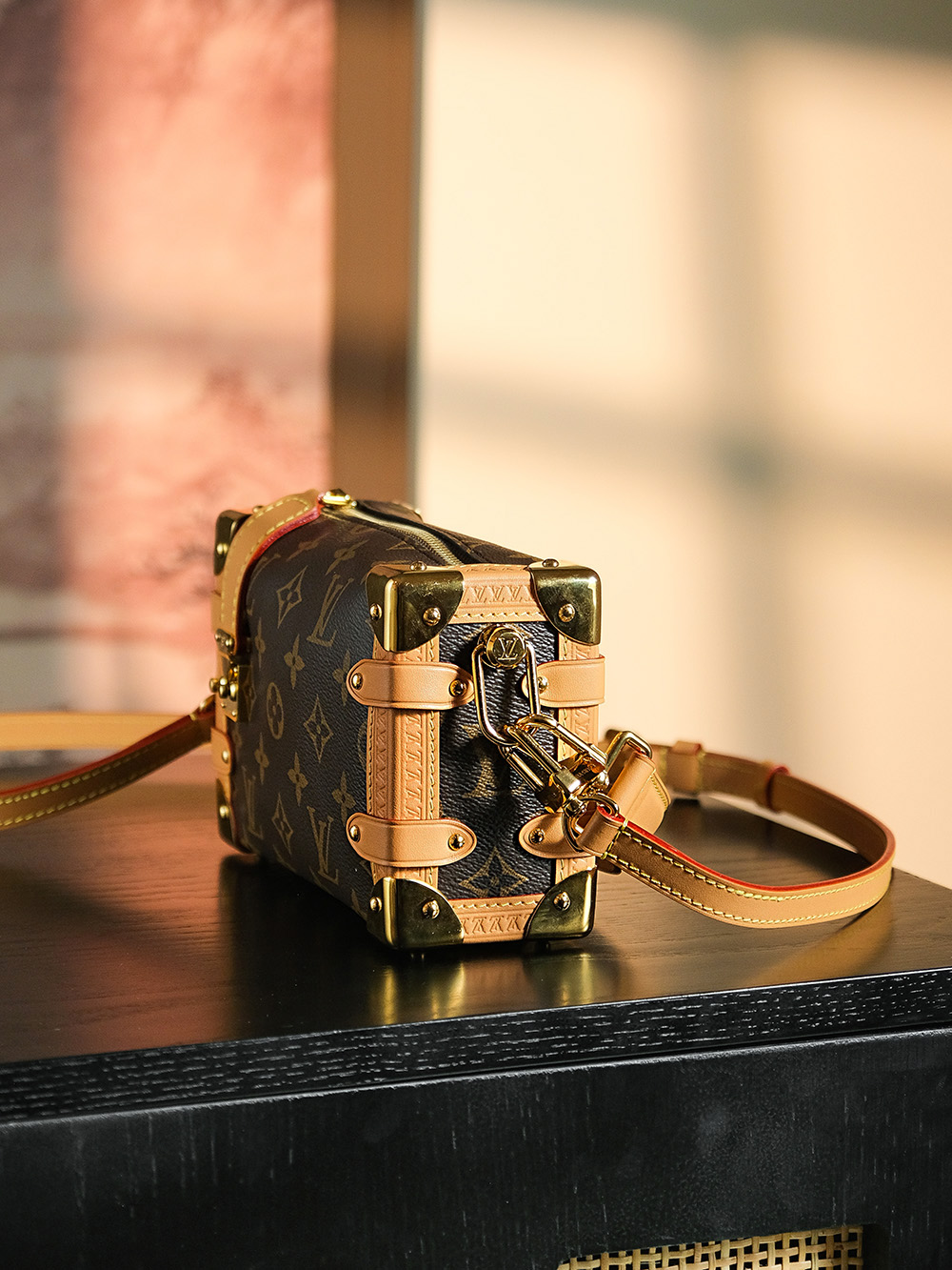 𝑺𝑰𝑫𝑬 𝑻𝑹𝑼𝑵𝑲小号# M46815/PJ1260
↘专柜售价𝟐𝟕𝟔𝟎𝟎 𝐑𝐌𝐁购入

爆款🅲位 𝒔𝒊𝒅𝒕 𝒕𝒓𝒖𝒏𝒌小号盒子包！
比中号更加精致华丽，一眼心动的高颜值！
经典耐造的同时，造型感也十足，适合不同人群的需求！
小号同样也有增加手提以及长肩带，
随性、时尚、百搭上身随意切换不同风格，顶配颜值必入款！

材质：电镀纯钢五金
皮料材质：法国原厂皮面料
尺寸详情：𝟏𝟖*𝟏𝟐.𝟓*𝟖cm
