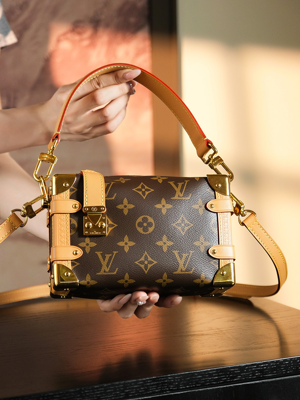 𝑺𝑰𝑫𝑬 𝑻𝑹𝑼𝑵𝑲小号# M46815/PJ1260
↘专柜售价𝟐𝟕𝟔𝟎𝟎 𝐑𝐌𝐁购入

爆款🅲位 𝒔𝒊𝒅𝒕 𝒕𝒓𝒖𝒏𝒌小号盒子包！
比中号更加精致华丽，一眼心动的高颜值！
经典耐造的同时，造型感也十足，适合不同人群的需求！
小号同样也有增加手提以及长肩带，
随性、时尚、百搭上身随意切换不同风格，顶配颜值必入款！

材质：电镀纯钢五金
皮料材质：法国原厂皮面料
尺寸详情：𝟏𝟖*𝟏𝟐.𝟓*𝟖cm
