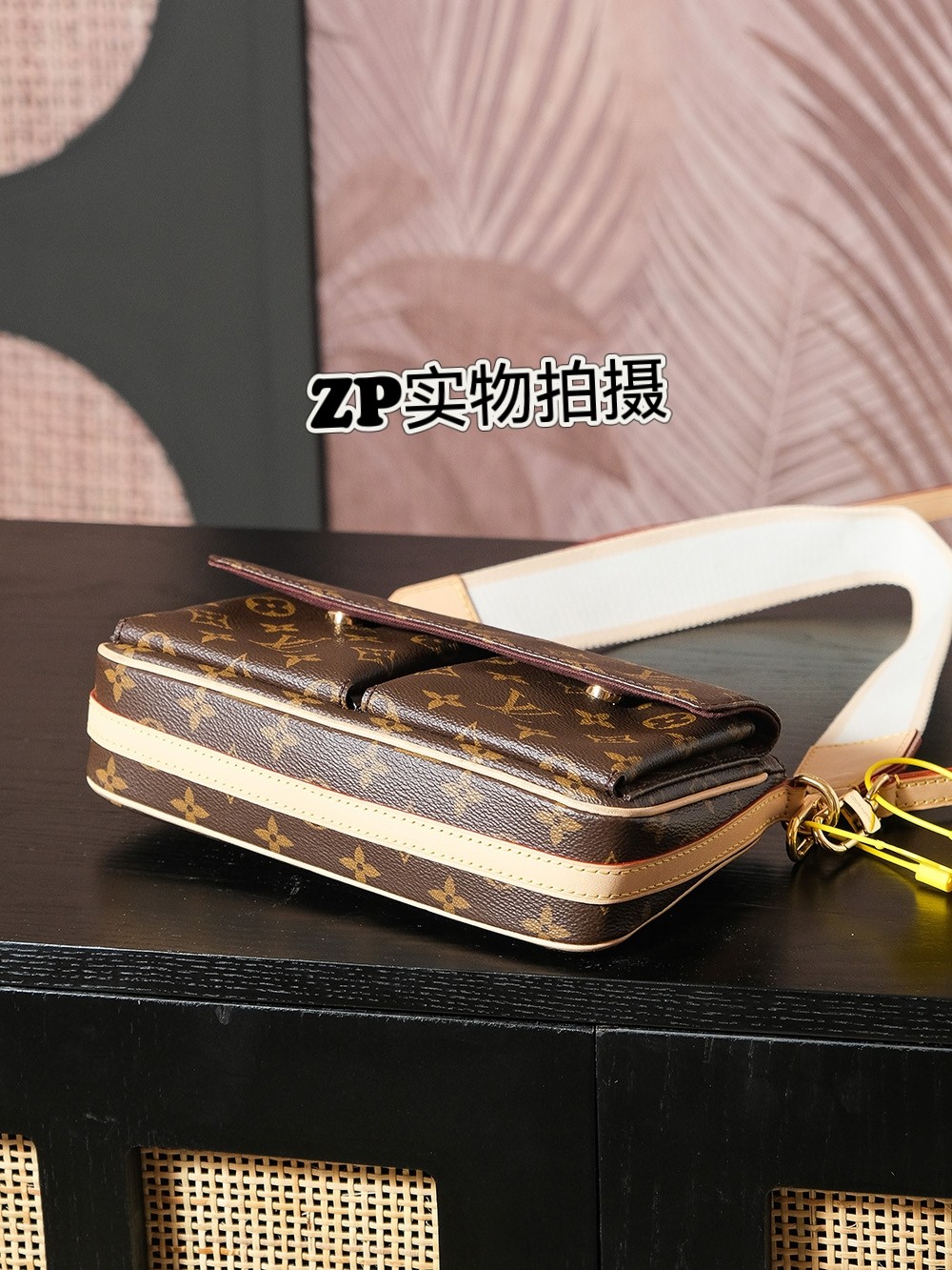 𝐕𝐈𝐕𝐀𝐂𝐈𝐓𝐄 中古骆驼包系列# M46999

𖡬 𝐙𝐏实物拍摄 𖡬