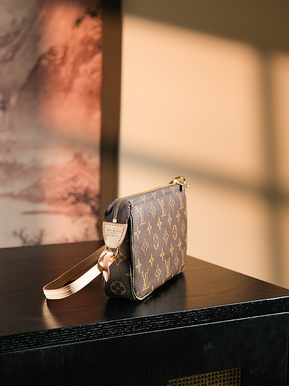 𝐏𝐎𝐂𝐇𝐄𝐓𝐓𝐄 𝐀𝐂𝐂𝐄𝐒𝐒𝐎𝐈𝐑𝐄𝐒 麻将包系列# M40712
☛专柜售价𝟖𝟓𝟎𝟎𝐑𝐌𝐁

经典著作腋下麻将包，
近期几年腋下包可谓是潮流趋势，这类型的腋下包更是深受喜欢，便捷的背法，小巧又舒适且能满足日常需求的容纳量！
这款经典麻将包更是原著风味，零误差的细节，直击了它的灵魂深处，
经典老花图案，散发着低调的奢华气息，恰到好处展现出女性的柔美与优雅！

材质：电镀纯钢五金
皮料材质：法国原厂皮面料
尺寸详情：𝟐𝟑.𝟓*𝟏𝟑.𝟓*𝟒 cm