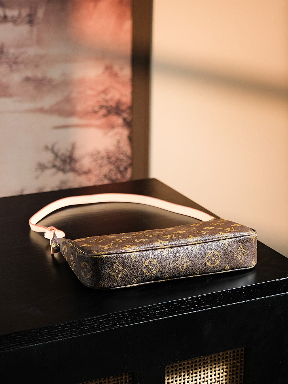 𝐏𝐎𝐂𝐇𝐄𝐓𝐓𝐄 𝐀𝐂𝐂𝐄𝐒𝐒𝐎𝐈𝐑𝐄𝐒 麻将包系列# M40712
☛专柜售价𝟖𝟓𝟎𝟎𝐑𝐌𝐁

经典著作腋下麻将包，
近期几年腋下包可谓是潮流趋势，这类型的腋下包更是深受喜欢，便捷的背法，小巧又舒适且能满足日常需求的容纳量！
这款经典麻将包更是原著风味，零误差的细节，直击了它的灵魂深处，
经典老花图案，散发着低调的奢华气息，恰到好处展现出女性的柔美与优雅！

材质：电镀纯钢五金
皮料材质：法国原厂皮面料
尺寸详情：𝟐𝟑.𝟓*𝟏𝟑.𝟓*𝟒 cm